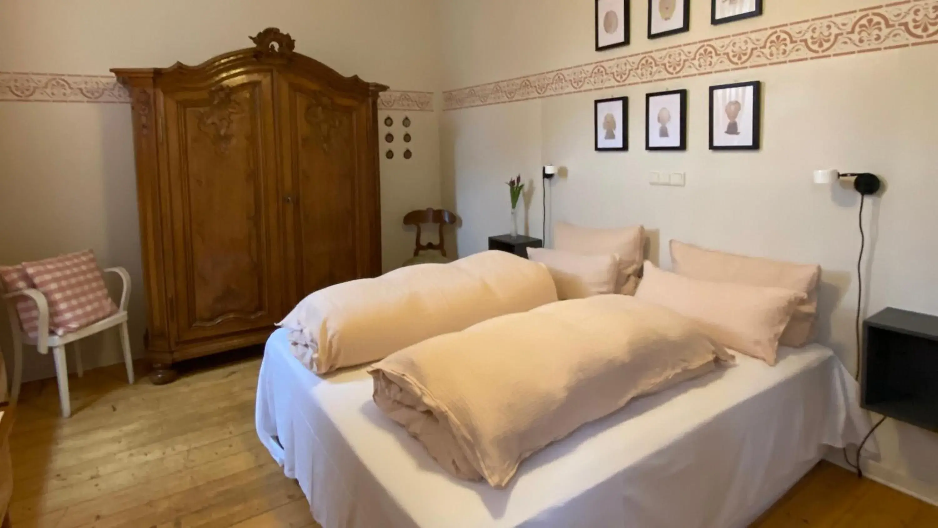 Triple Room with Private External Bathroom in Villa zur Erholung Bed & Breakfast Triple Room with Private External Bathroom in Villa zur Erholung Bed & Breakfast