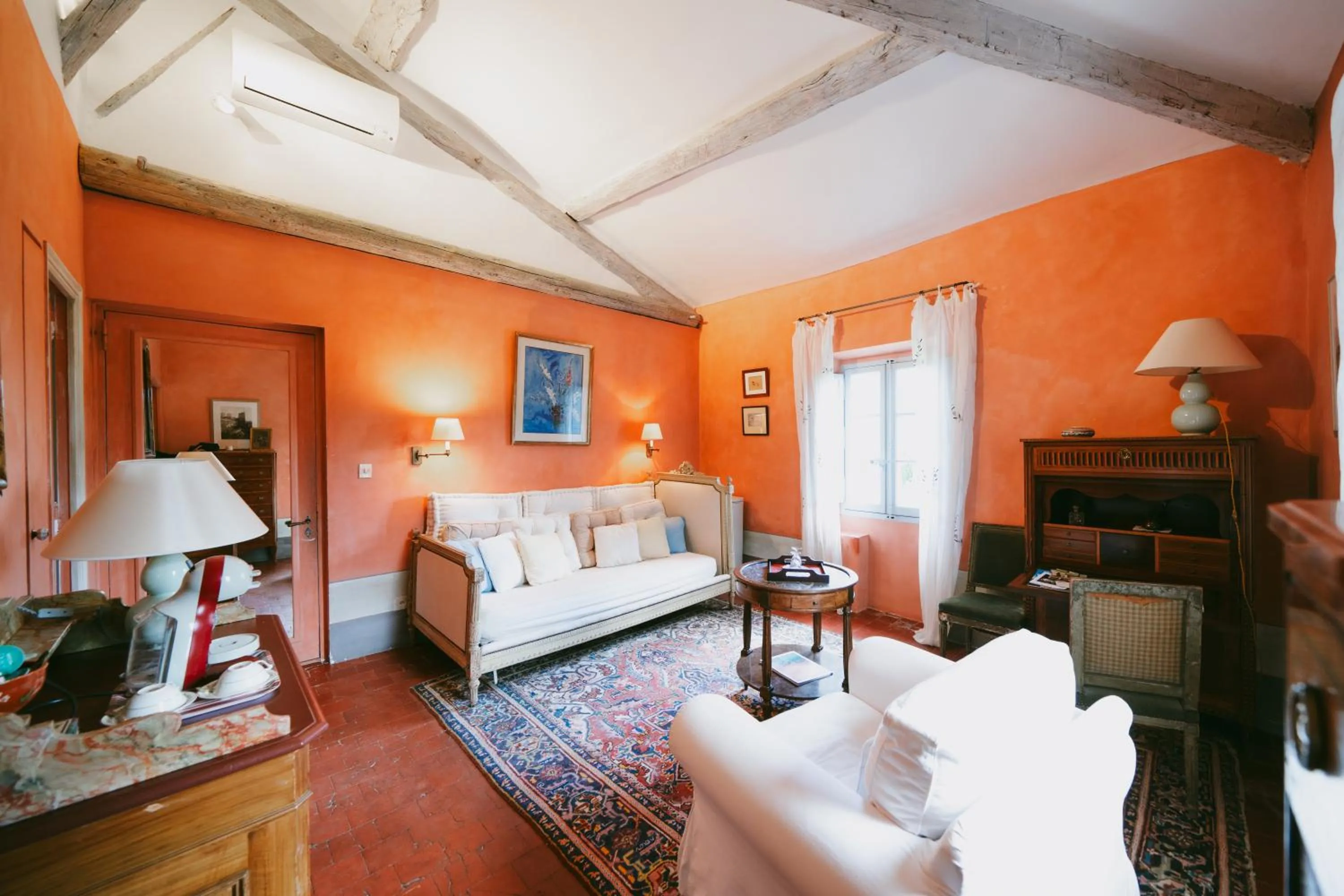 Seating area, Bed in Bastide Rose