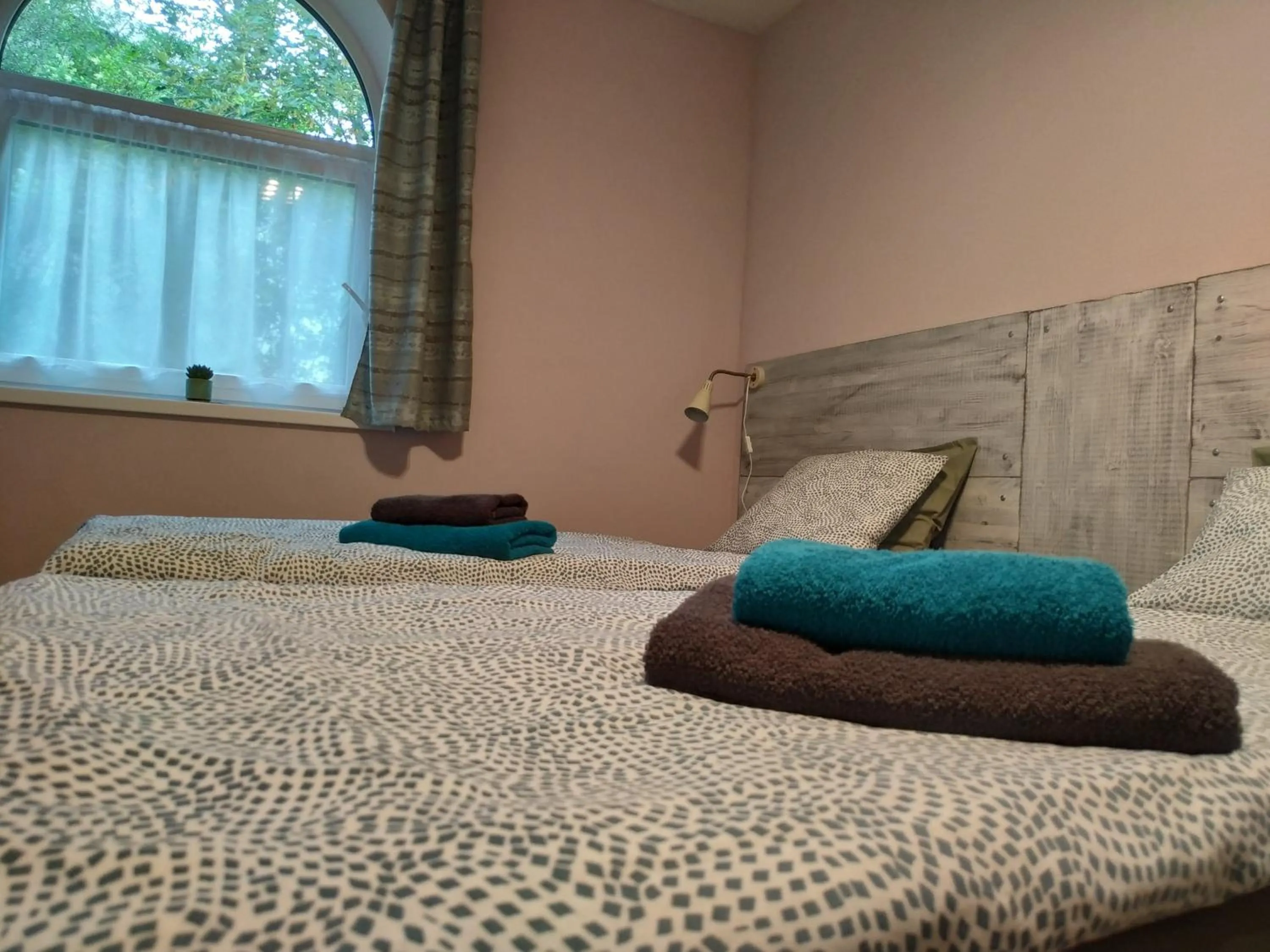 Bedroom, Bed in Motel Vega