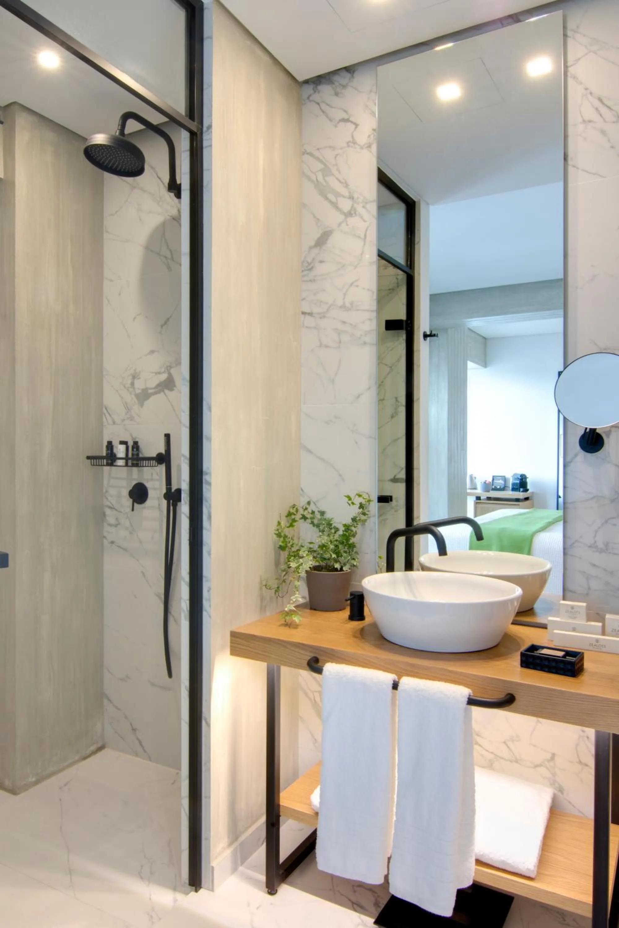 Shower in COCO-MAT Athens Jumelle