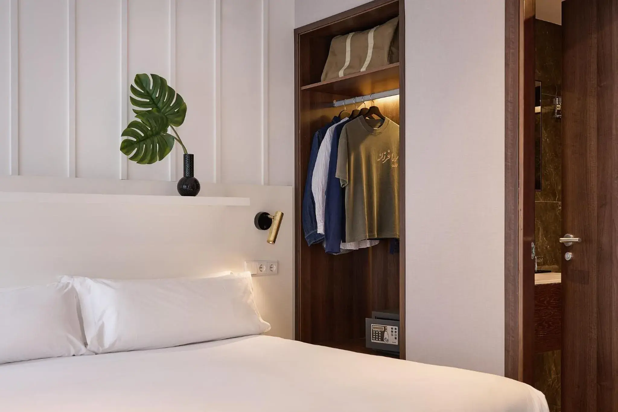 wardrobe, Bed in Ramirez Flats Valencia wardrobe, Bed in Ramirez Flats Valencia