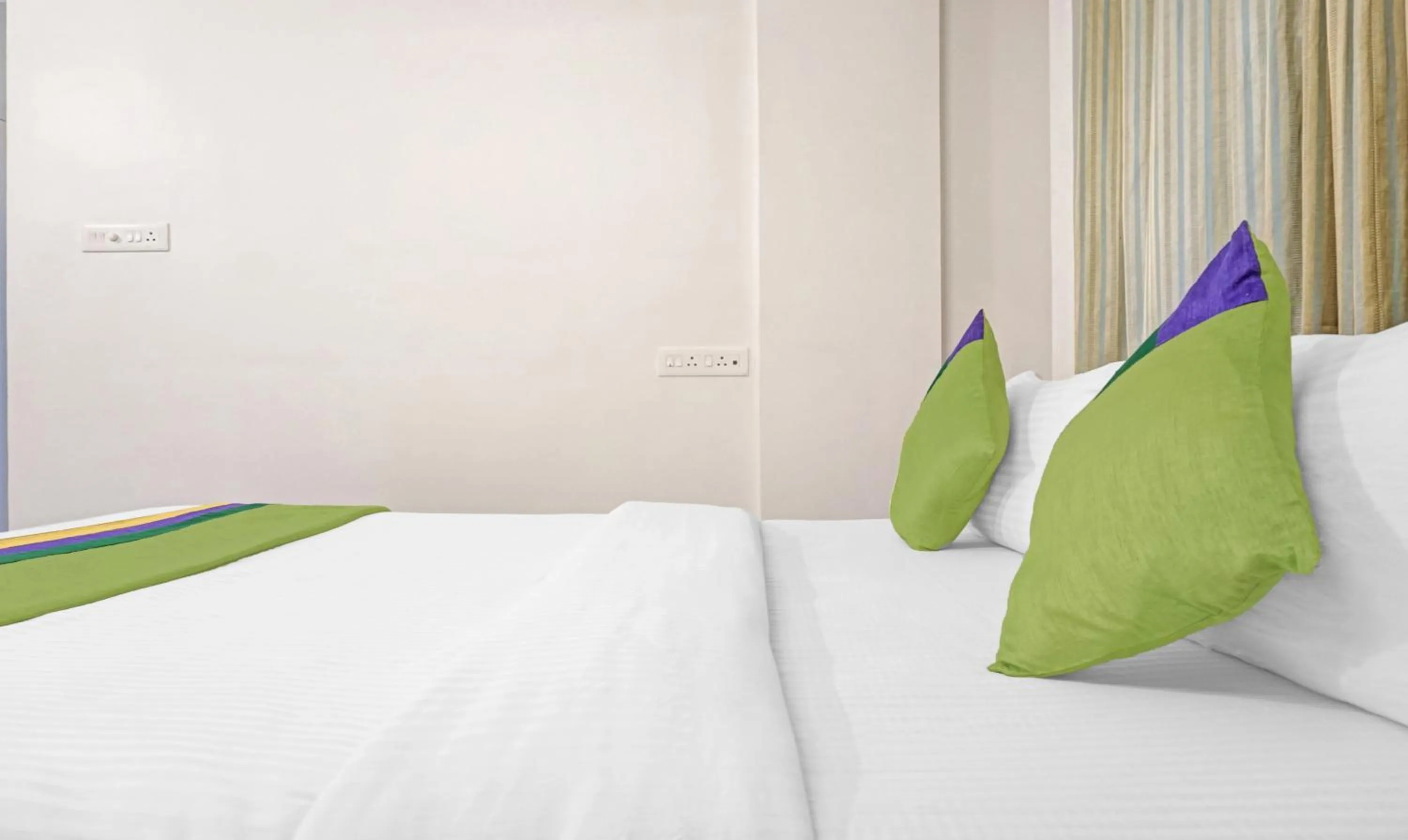 Bedroom, Bed in Treebo Diamond Residency - DDPK Inn