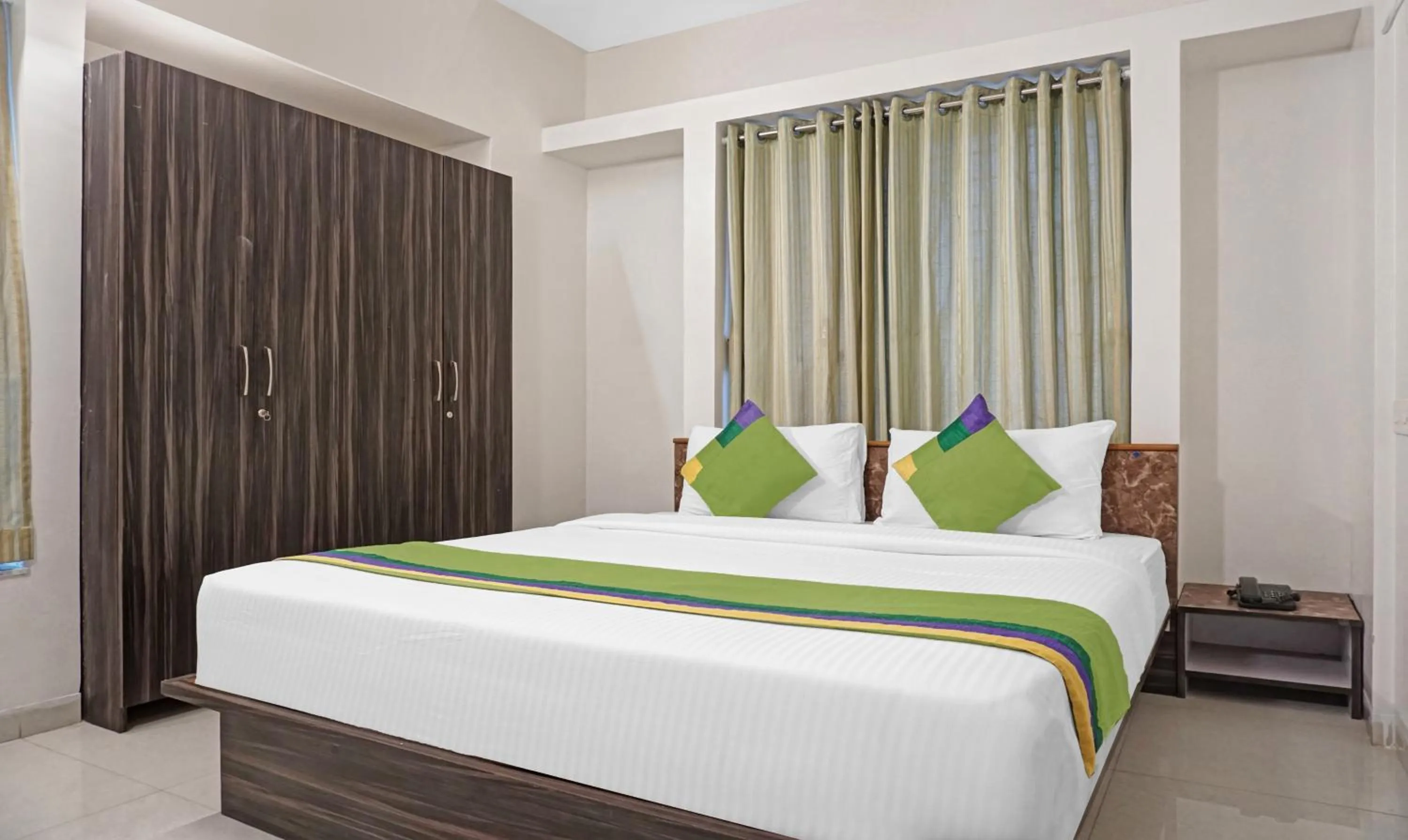 Bedroom, Bed in Treebo Diamond Residency - DDPK Inn