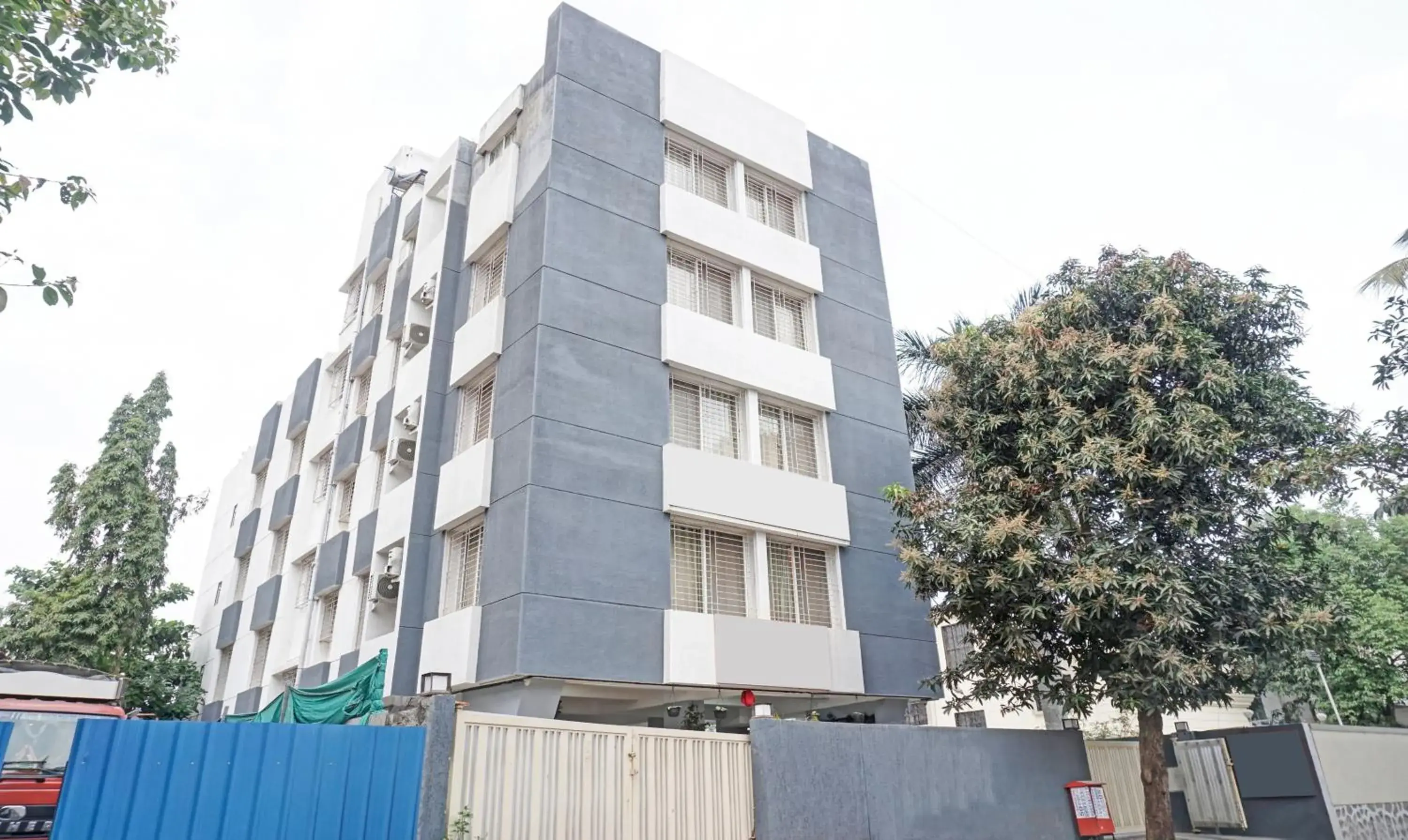 Property building in Treebo Diamond Residency - DDPK Inn Property building in Treebo Diamond Residency - DDPK Inn
