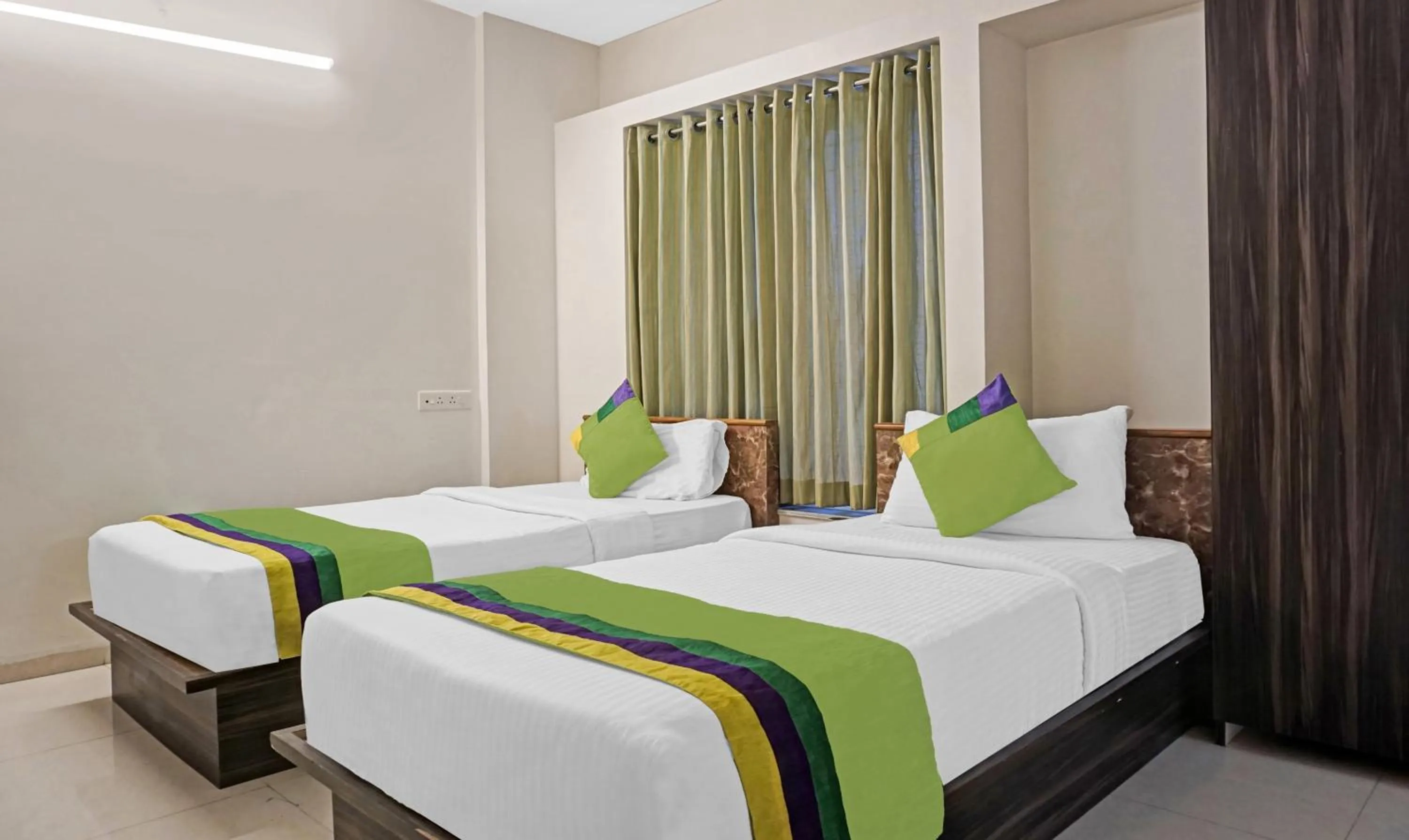 Bedroom, Bed in Treebo Diamond Residency - DDPK Inn