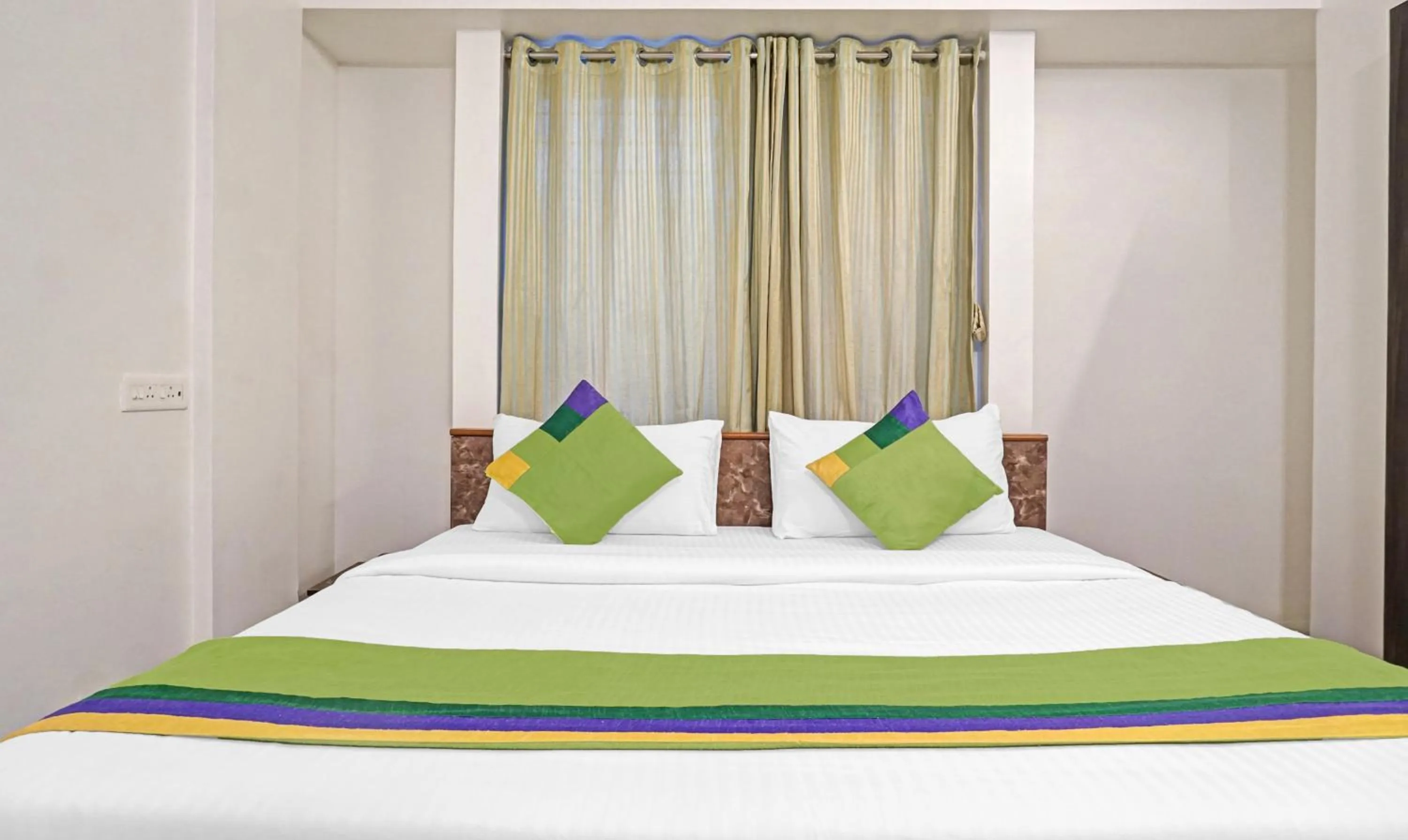 Bedroom, Bed in Treebo Diamond Residency - DDPK Inn