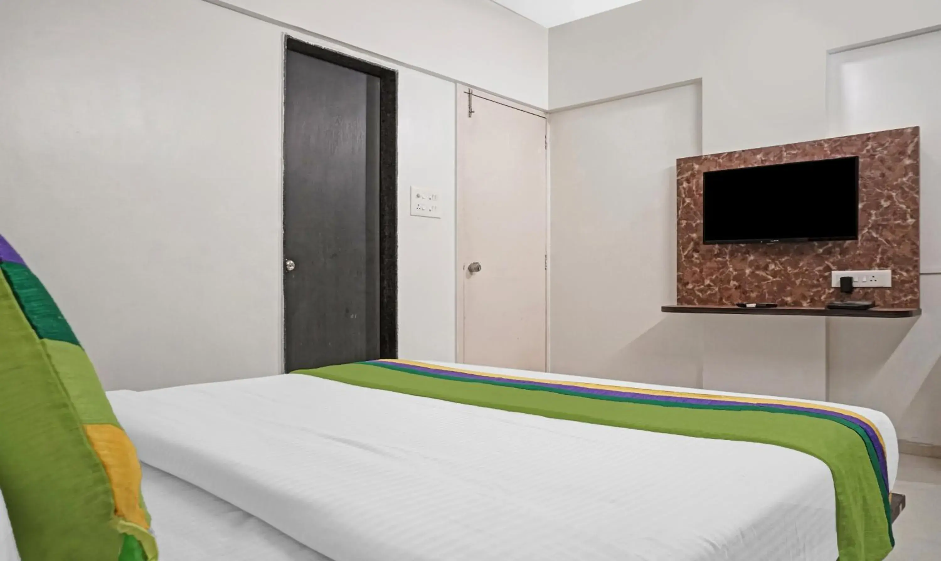 Bedroom, Bed in Treebo Diamond Residency - DDPK Inn Bedroom, Bed in Treebo Diamond Residency - DDPK Inn
