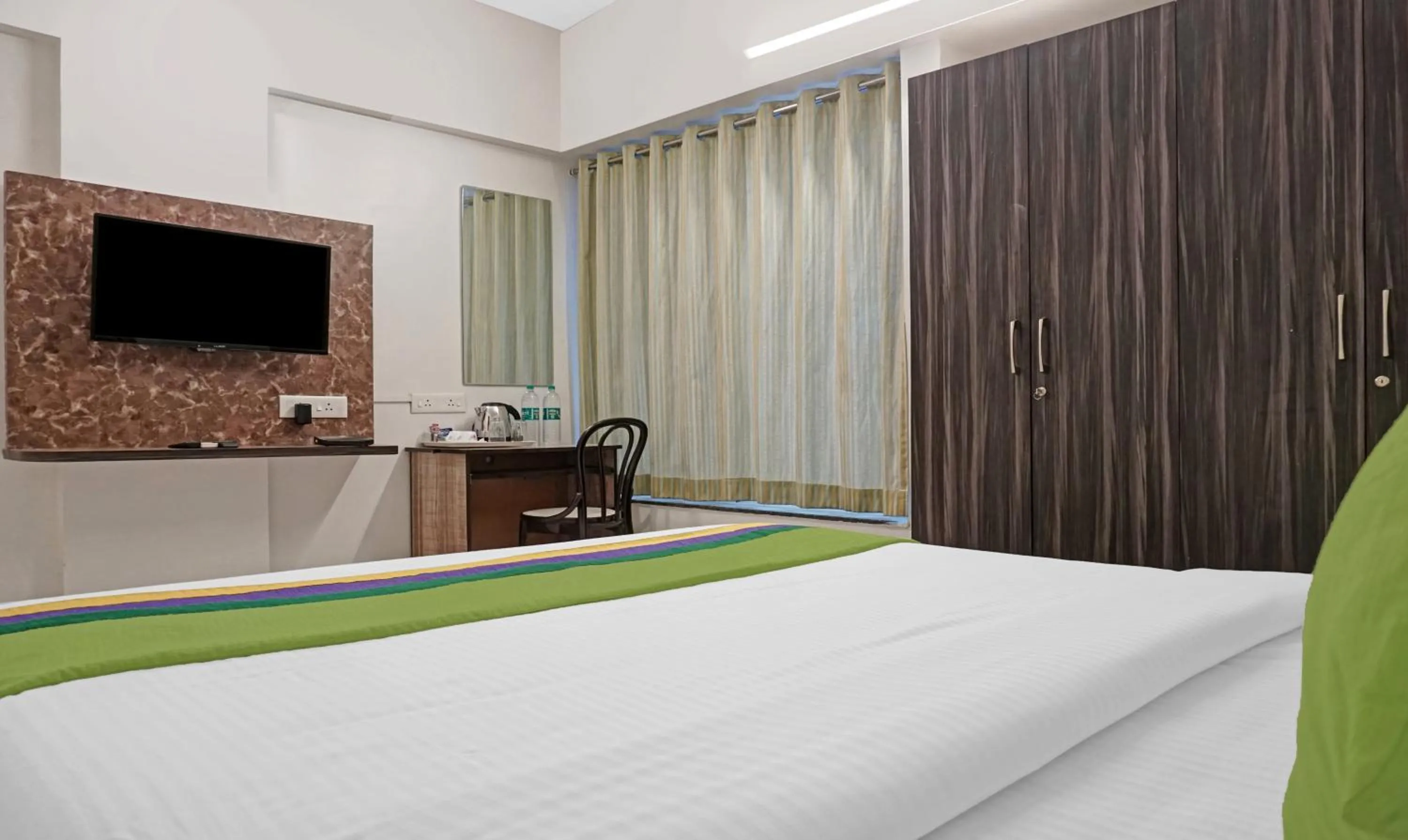 Bedroom, Bed in Treebo Diamond Residency - DDPK Inn