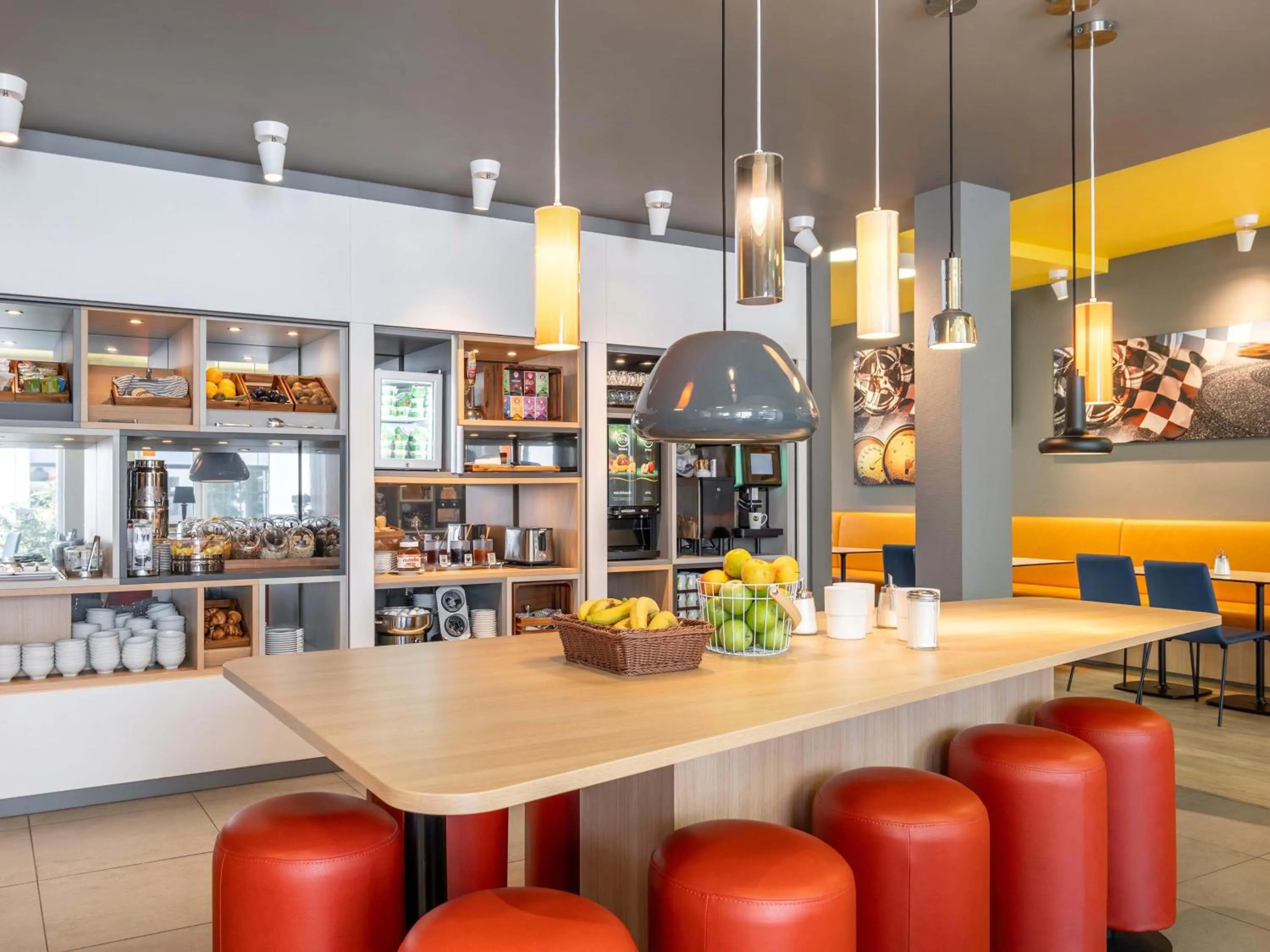 Lounge or bar in B&B Hotel Stuttgart-Zuffenhausen