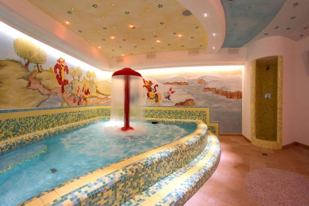 Swimming pool in Hotel Cristallo