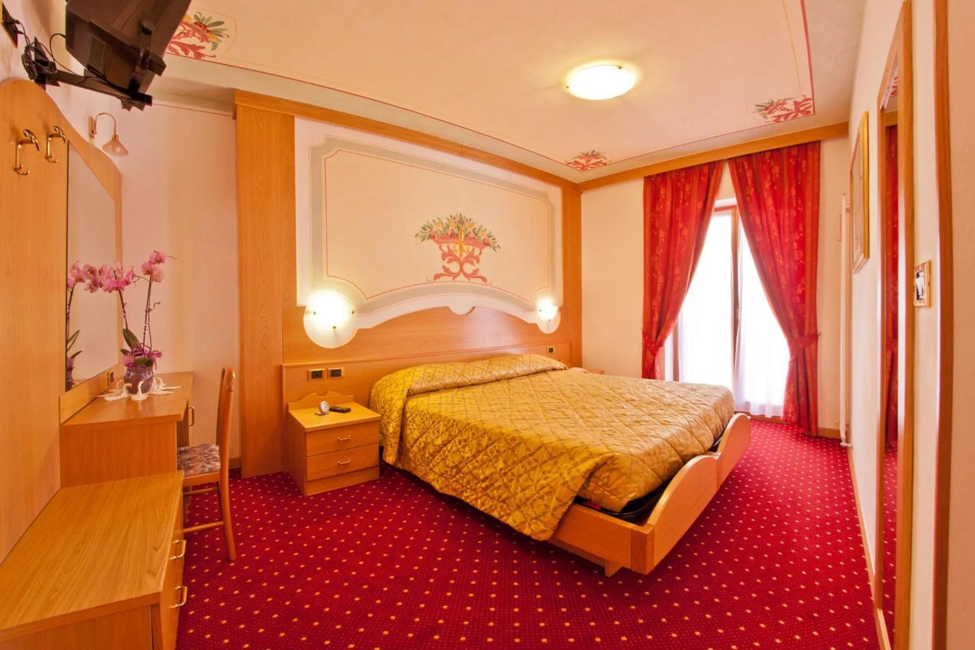 Photo of the whole room, Bed in Hotel Cristallo