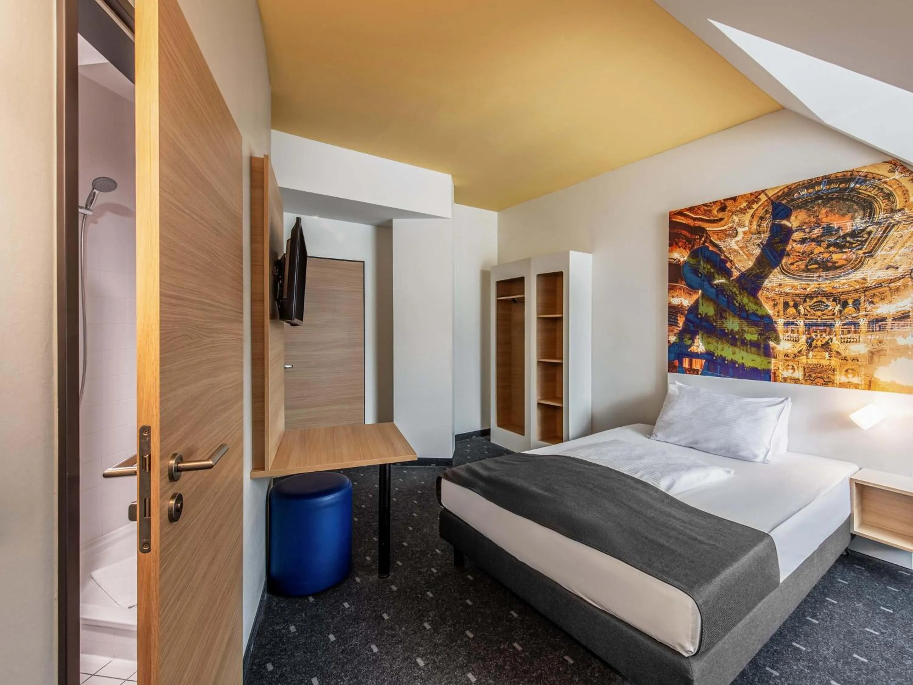 Photo of the whole room, Bed in B&B Hotel Bayreuth