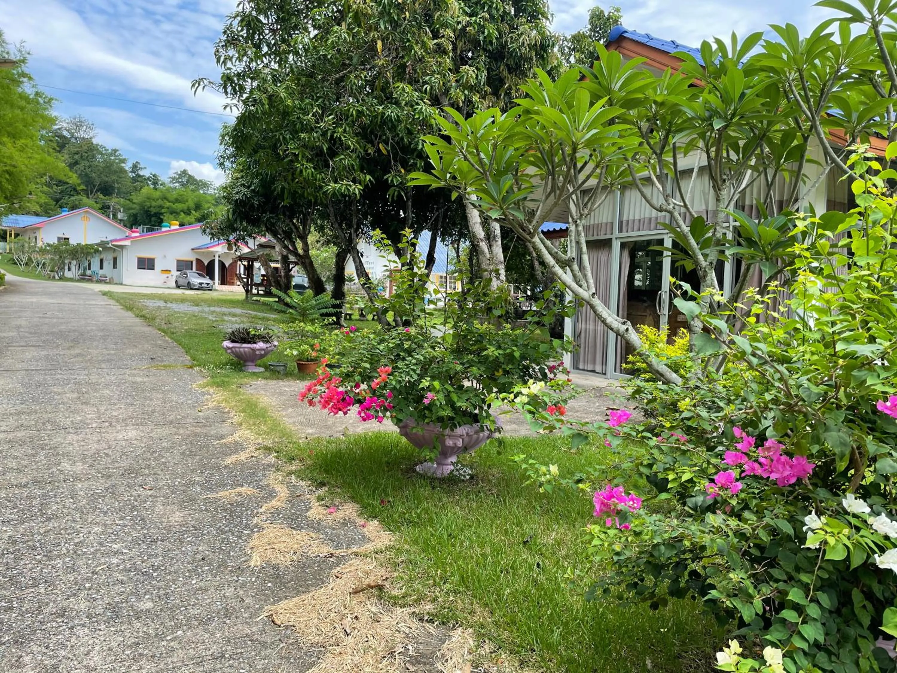 Garden in นาหินลาดรีสอร์ท Nahinlad Resort