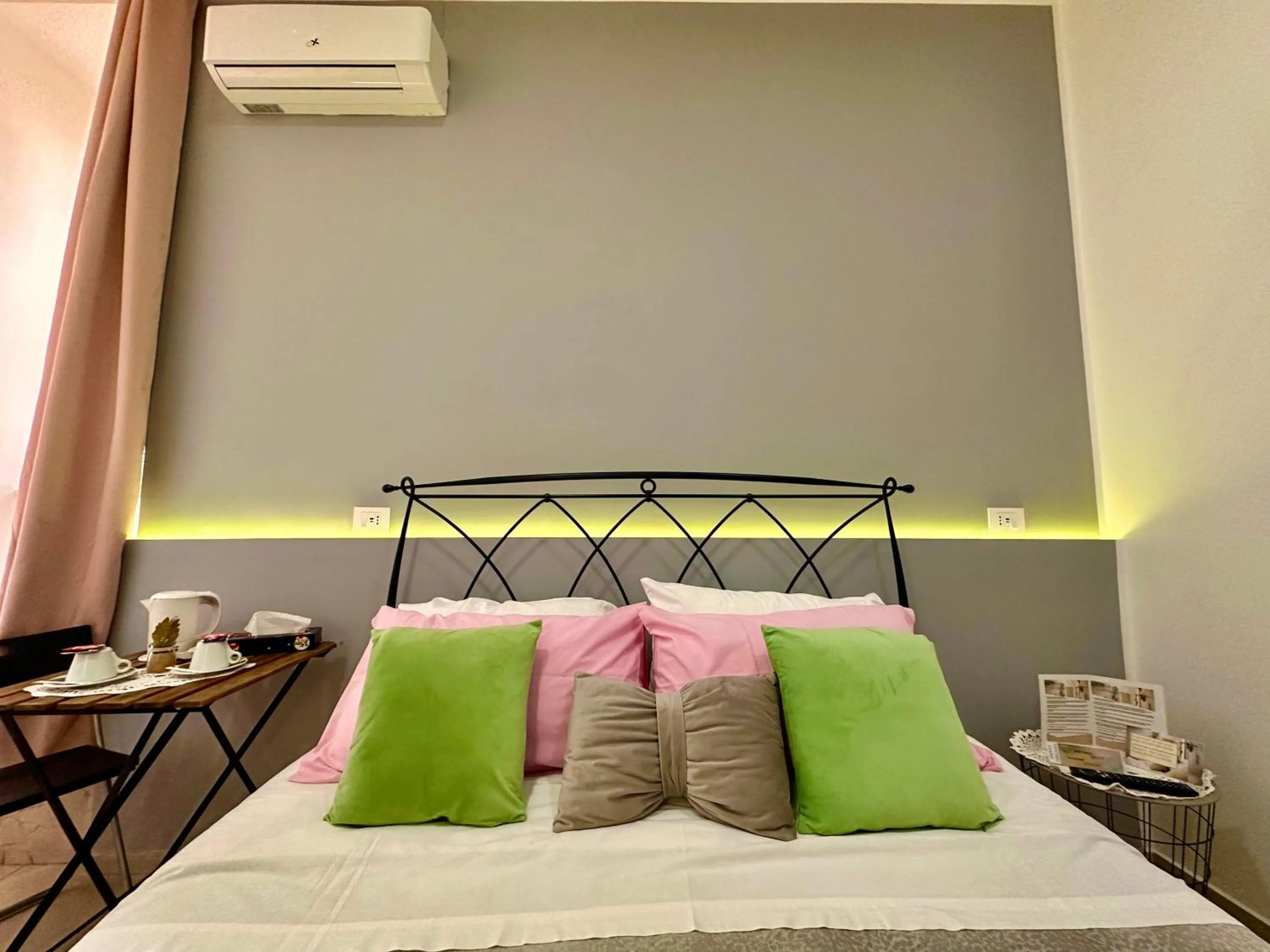 Bed in Sweet Dreams Napoli