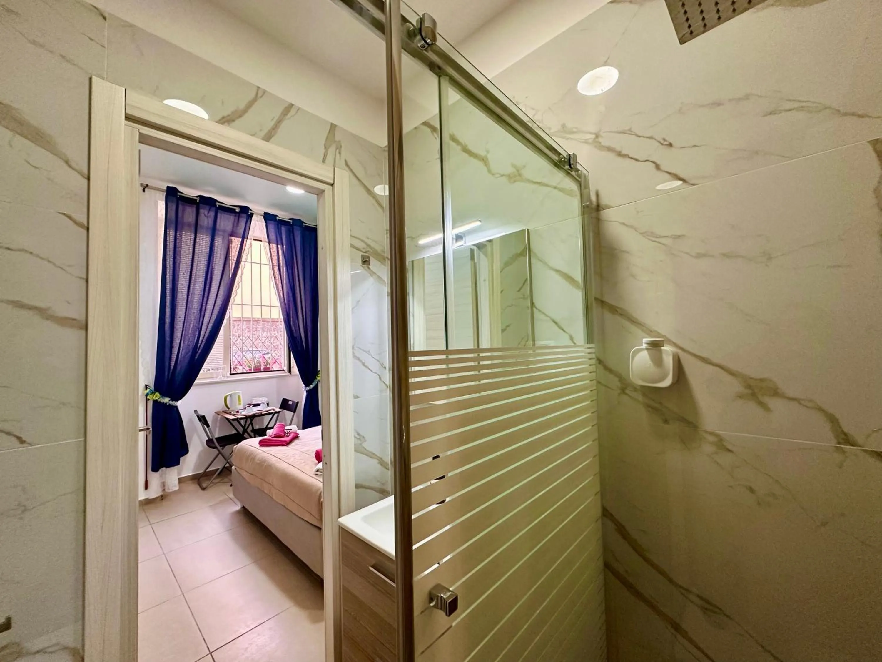 Shower, Bed in Sweet Dreams Napoli