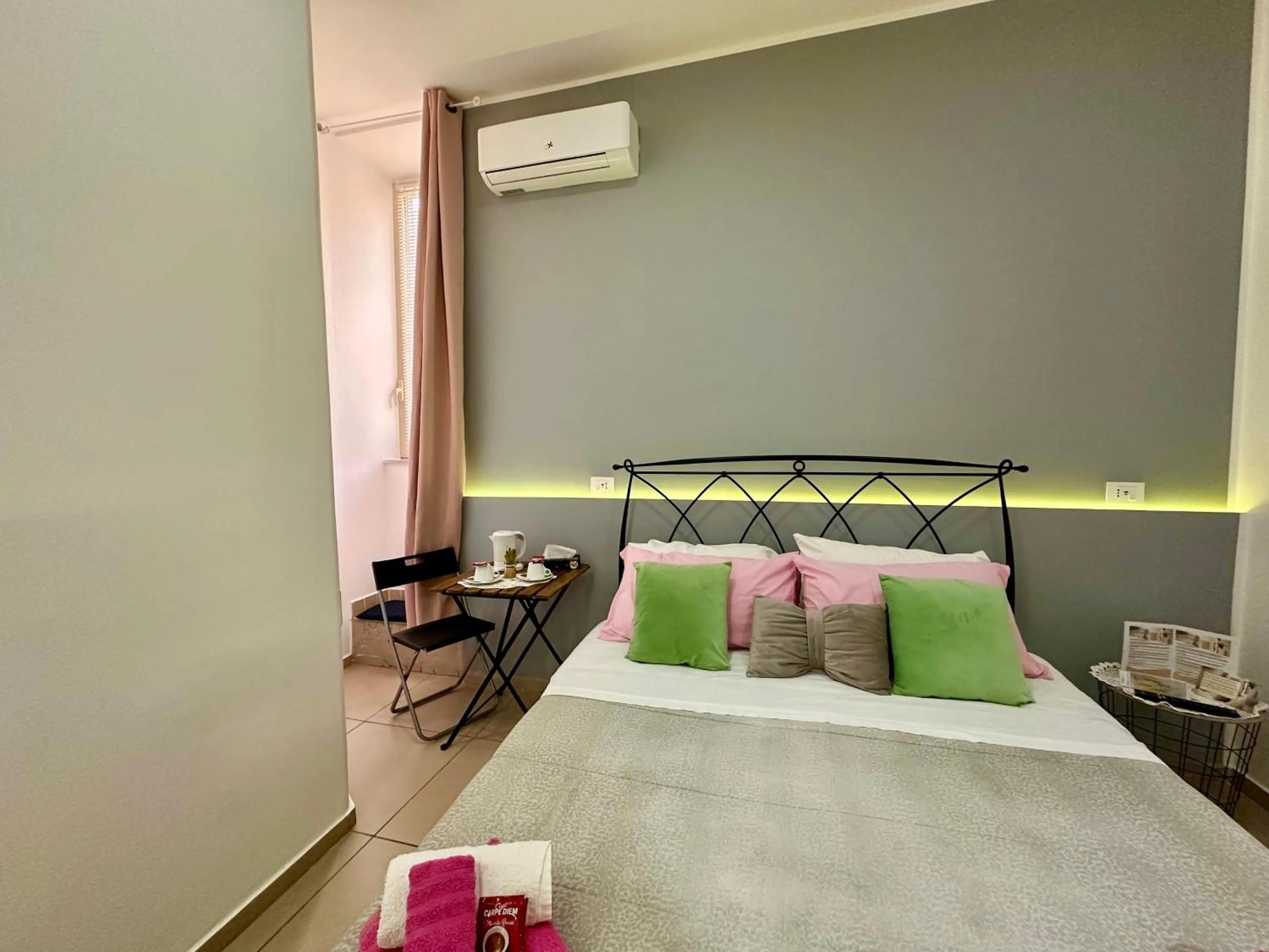 Bed in Sweet Dreams Napoli