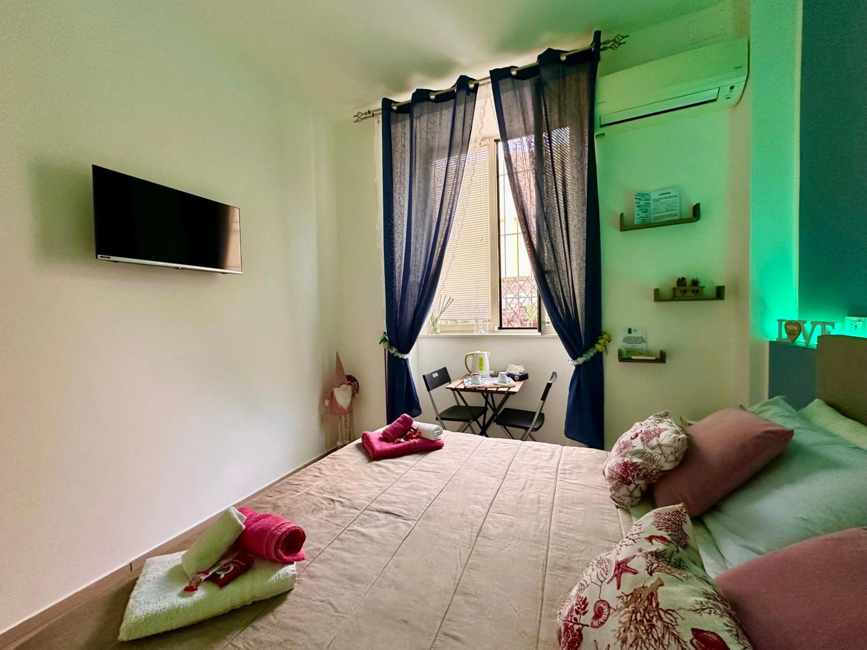 Bed in Sweet Dreams Napoli