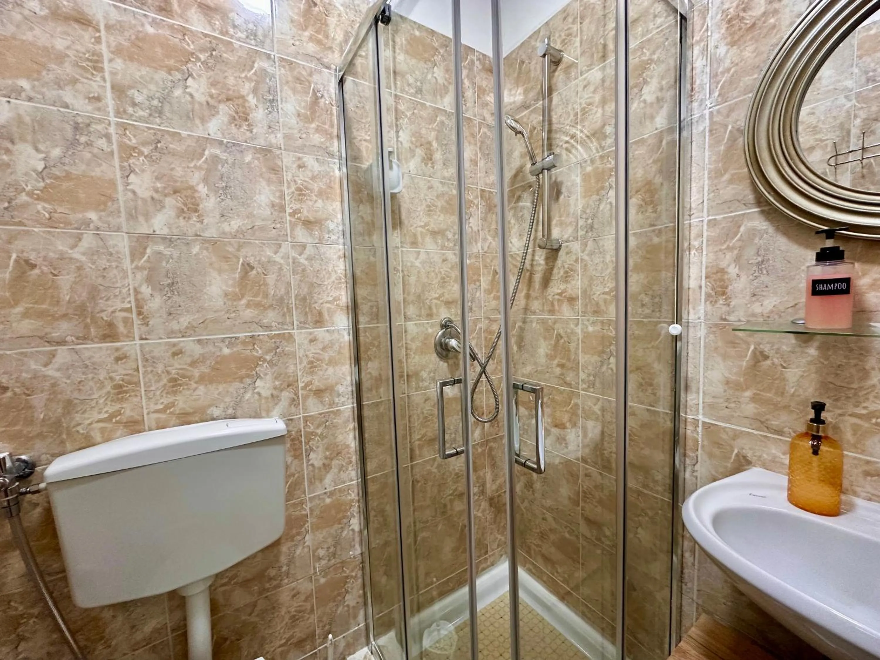 Shower in Sweet Dreams Napoli