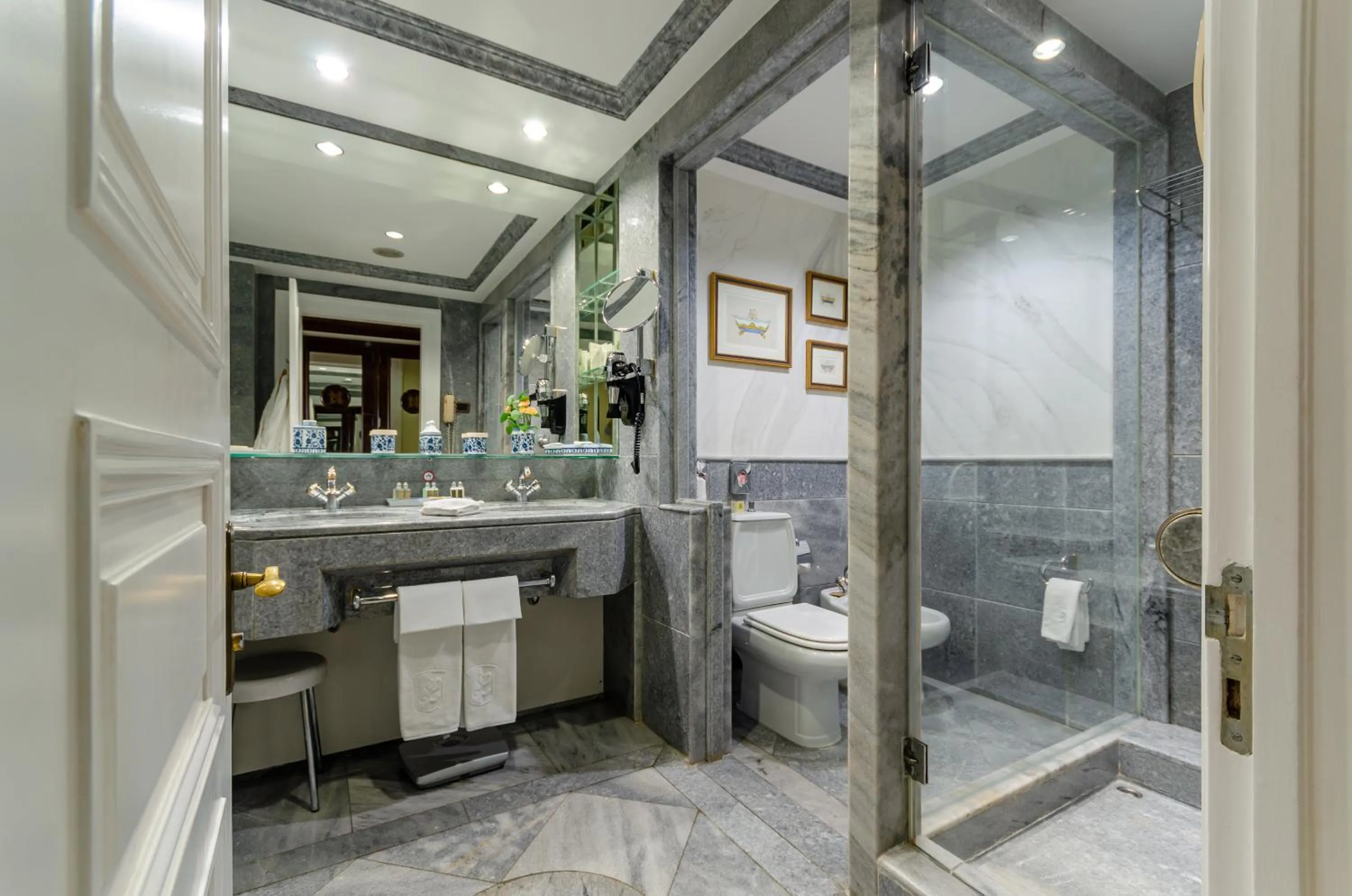Bathroom in Olissippo Lapa Palace – The Leading Hotels of the World