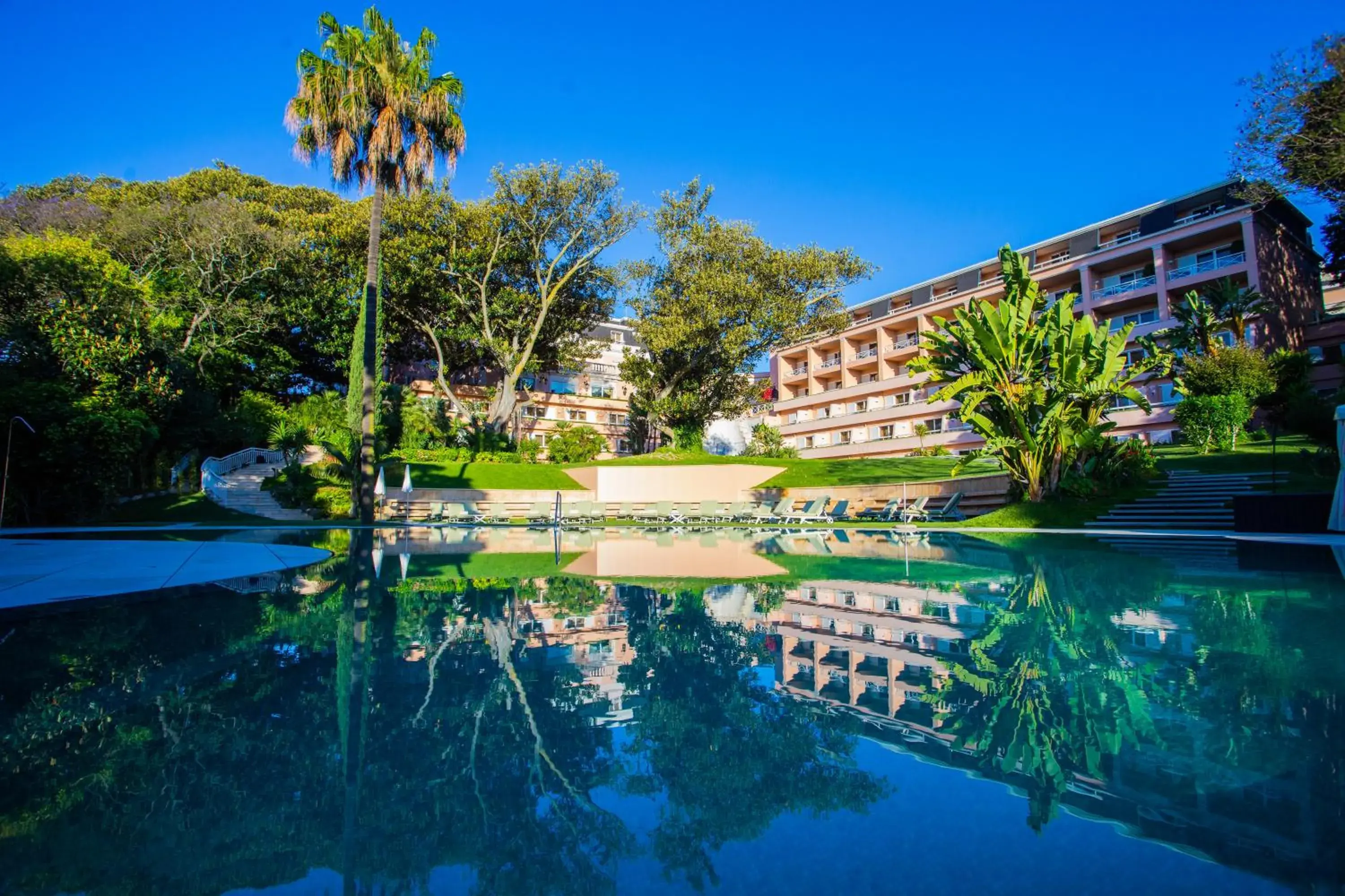 Swimming pool in Olissippo Lapa Palace – The Leading Hotels of the World Swimming pool in Olissippo Lapa Palace – The Leading Hotels of the World