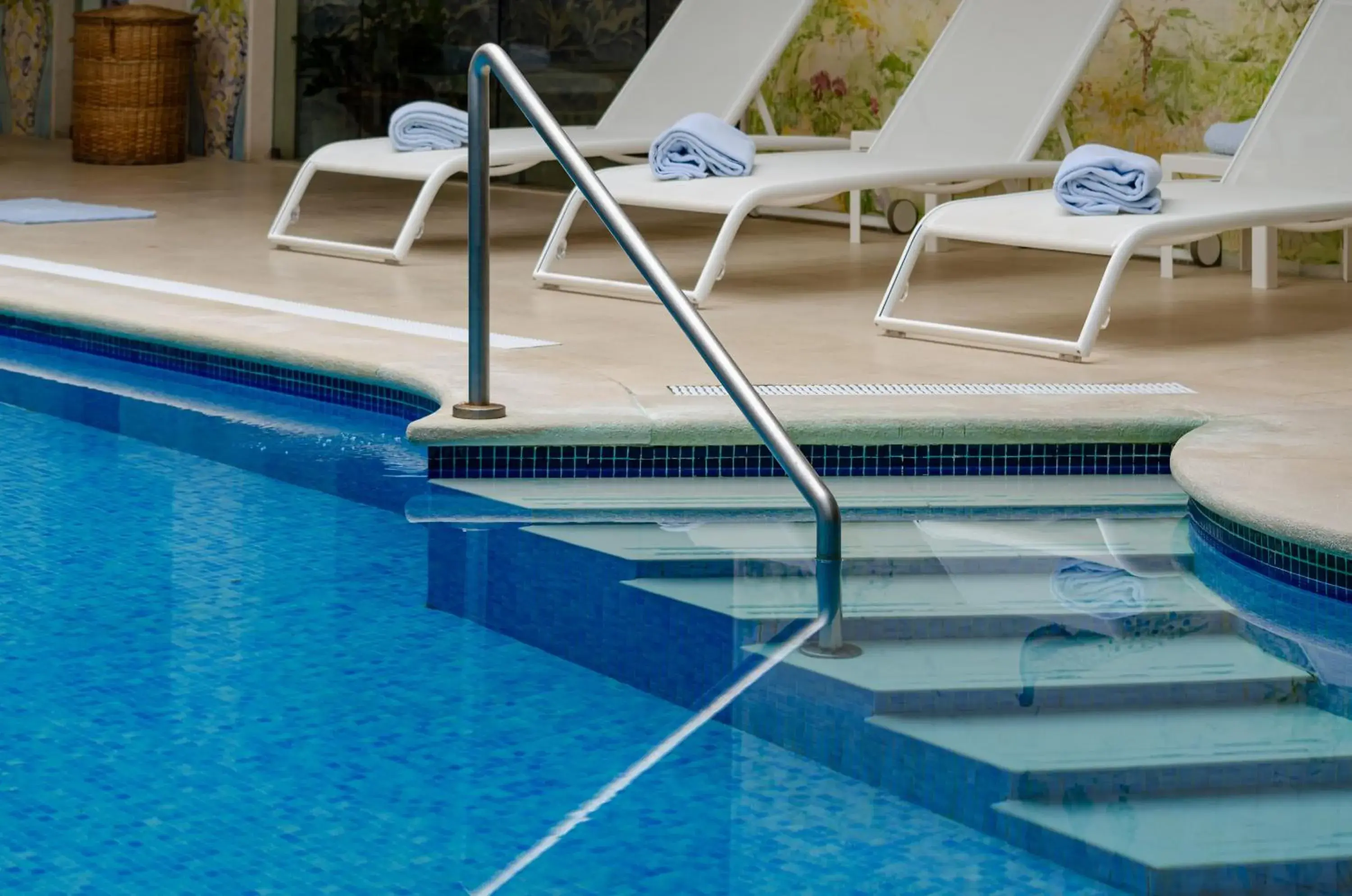 Swimming pool in Olissippo Lapa Palace – The Leading Hotels of the World Swimming pool in Olissippo Lapa Palace – The Leading Hotels of the World