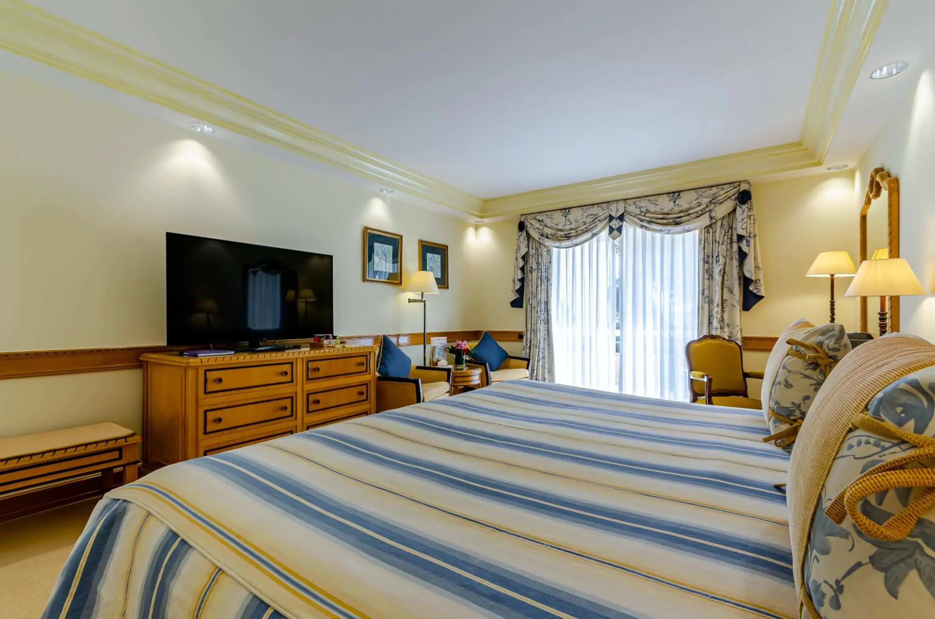 Bedroom, Bed in Olissippo Lapa Palace – The Leading Hotels of the World Bedroom, Bed in Olissippo Lapa Palace – The Leading Hotels of the World