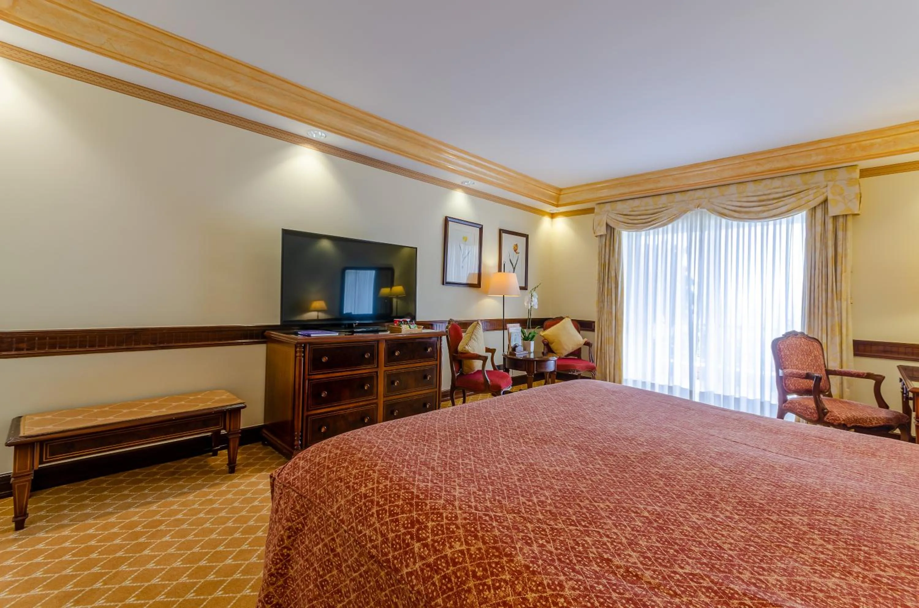 Photo of the whole room, Bed in Olissippo Lapa Palace – The Leading Hotels of the World