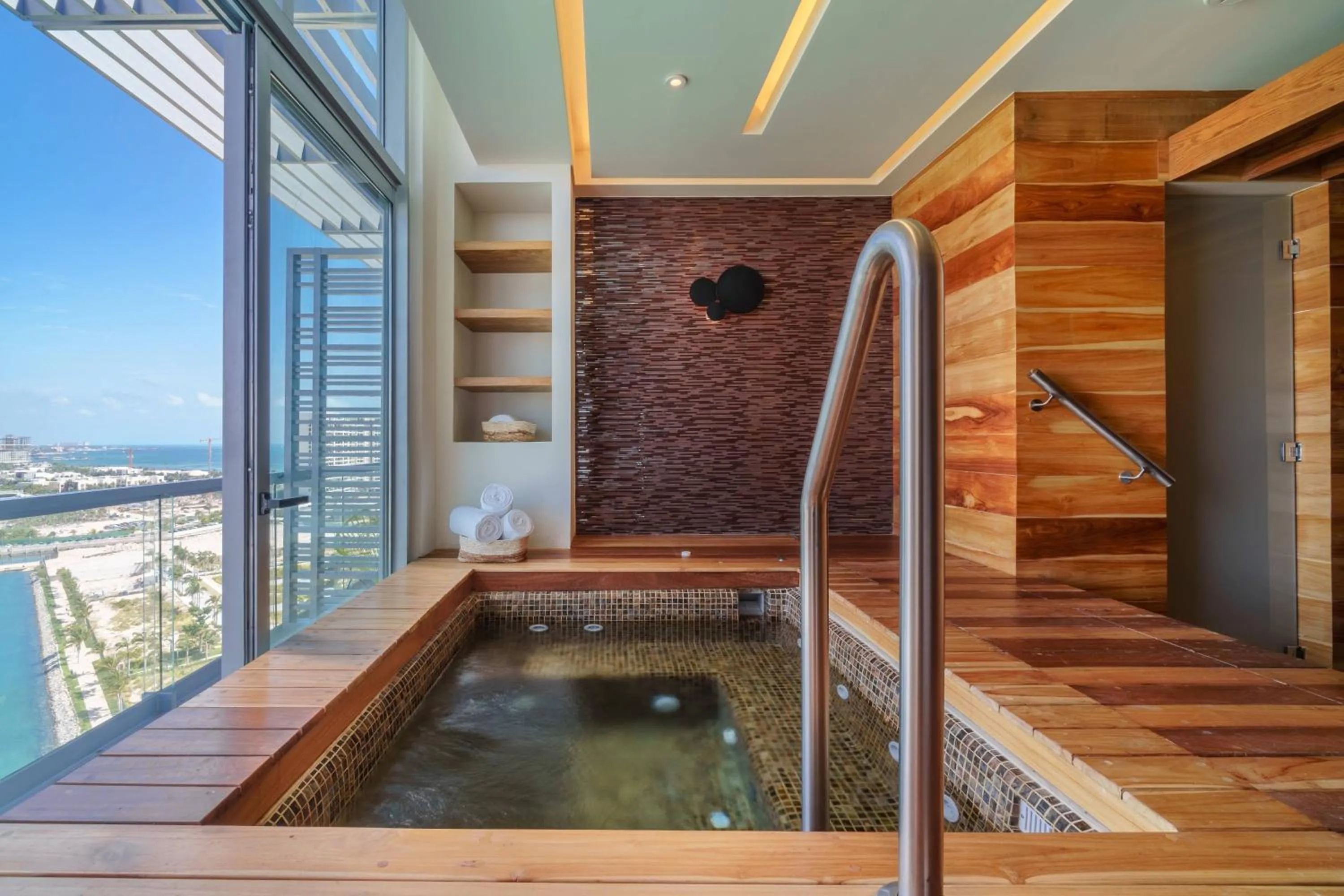 Fitness centre/facilities in Renaissance Cancun Resort & Marina