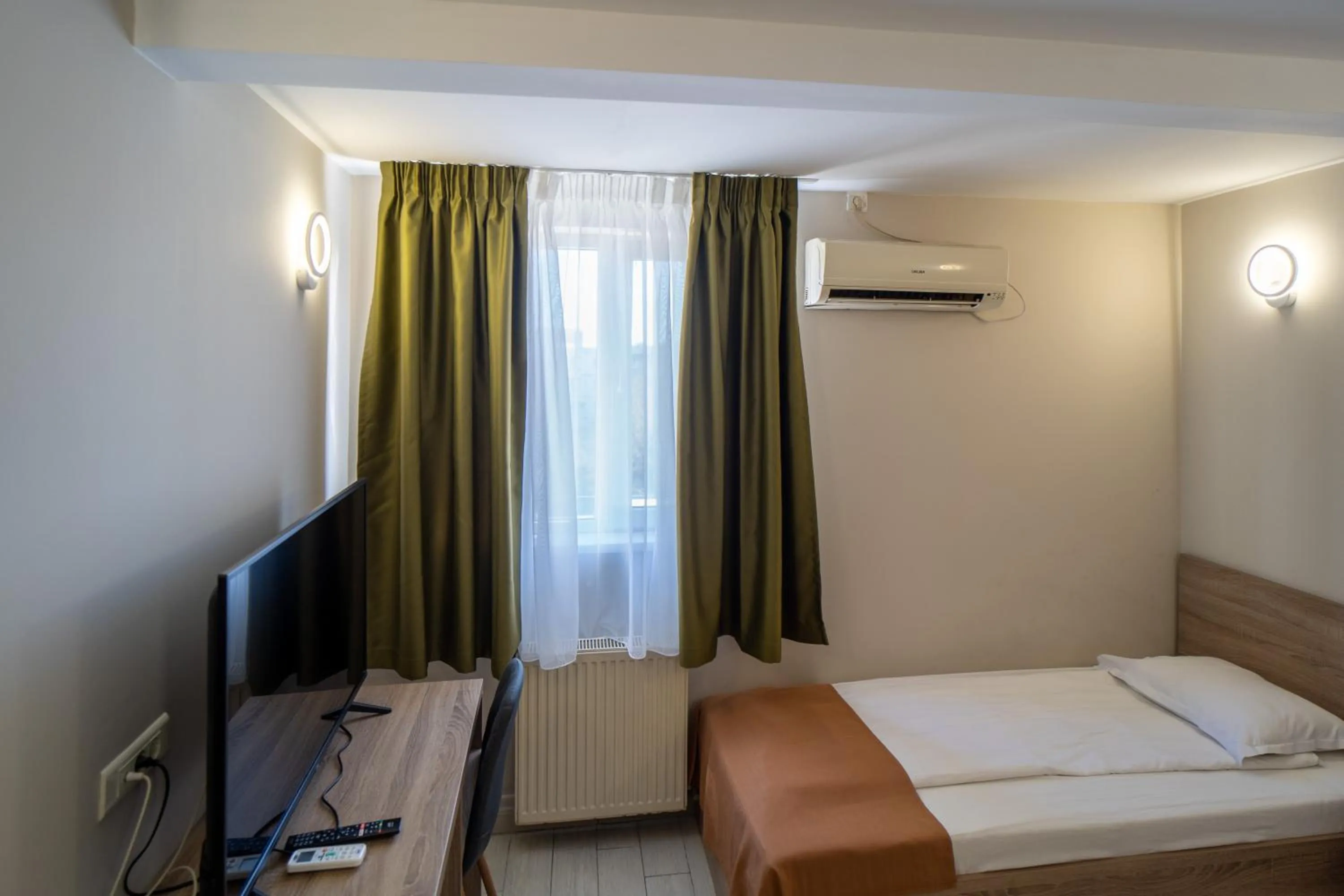 air conditioner, Bed in City Hotel Bucharest