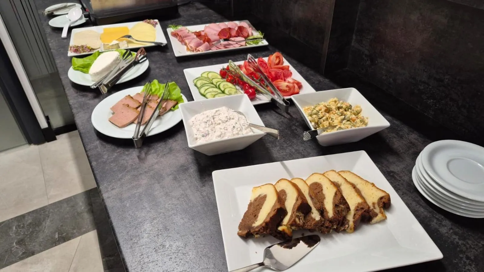 Buffet breakfast in Metropolis Apartamenty Centrum