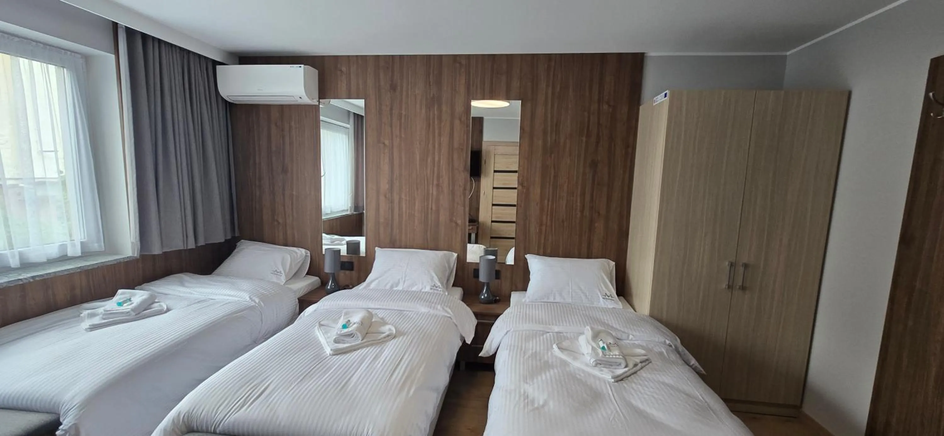 Bed in Metropolis Apartamenty Centrum