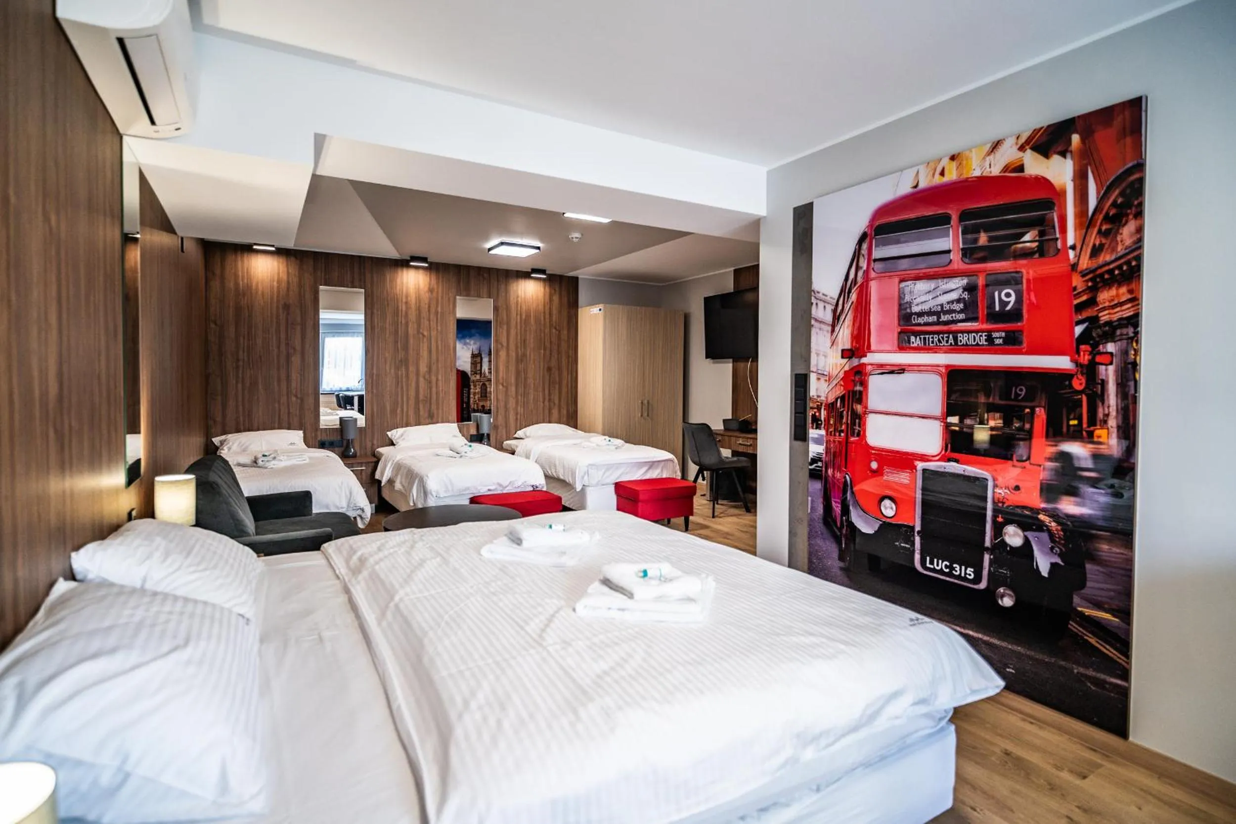 Text overlay, Bed in Metropolis Apartamenty Centrum