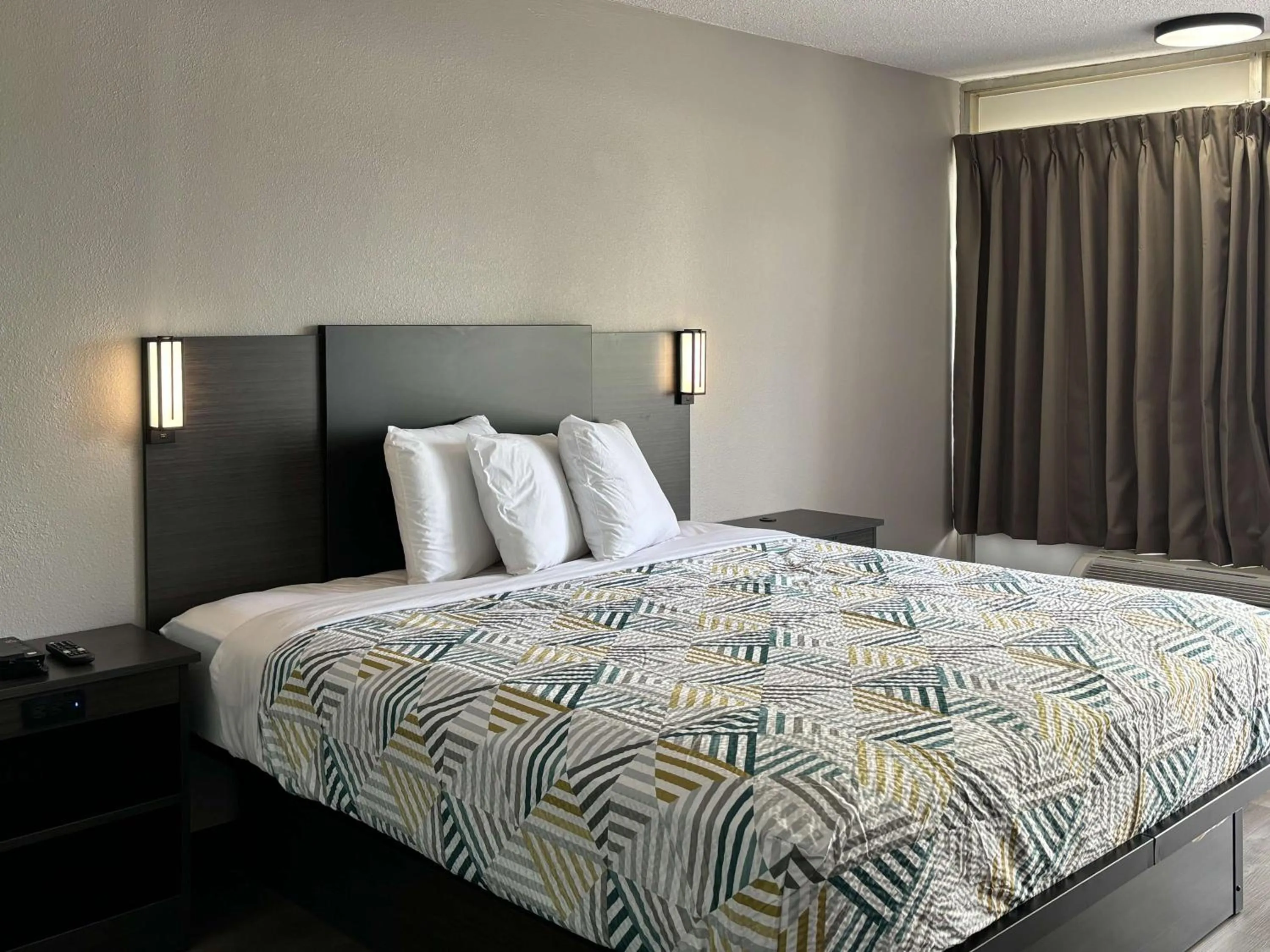 Bedroom, Bed in Motel 6 Richmond, KY EKU Campus Area