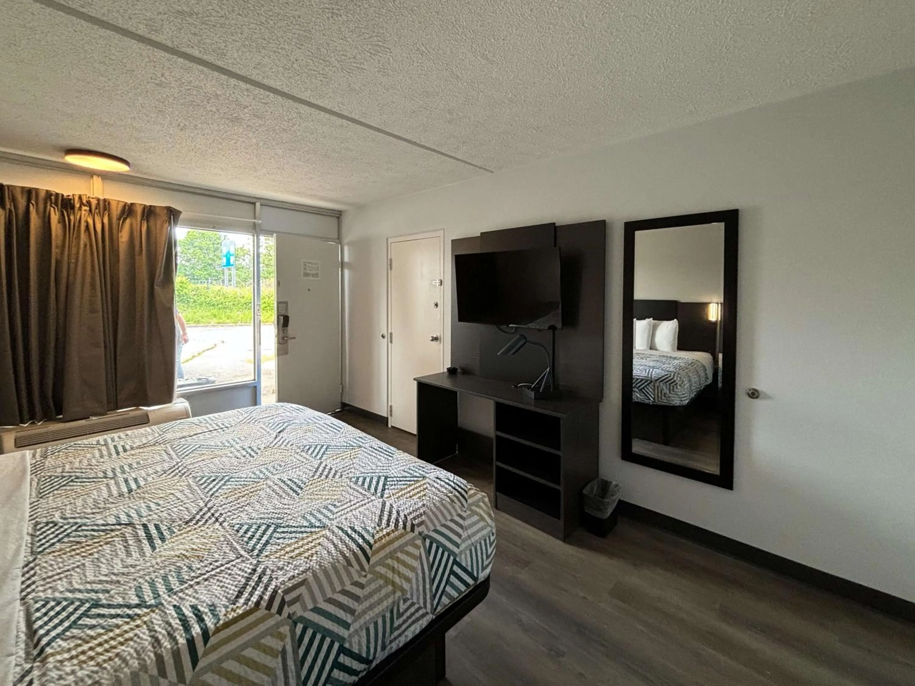 Bedroom, Bed in Motel 6 Richmond, KY EKU Campus Area