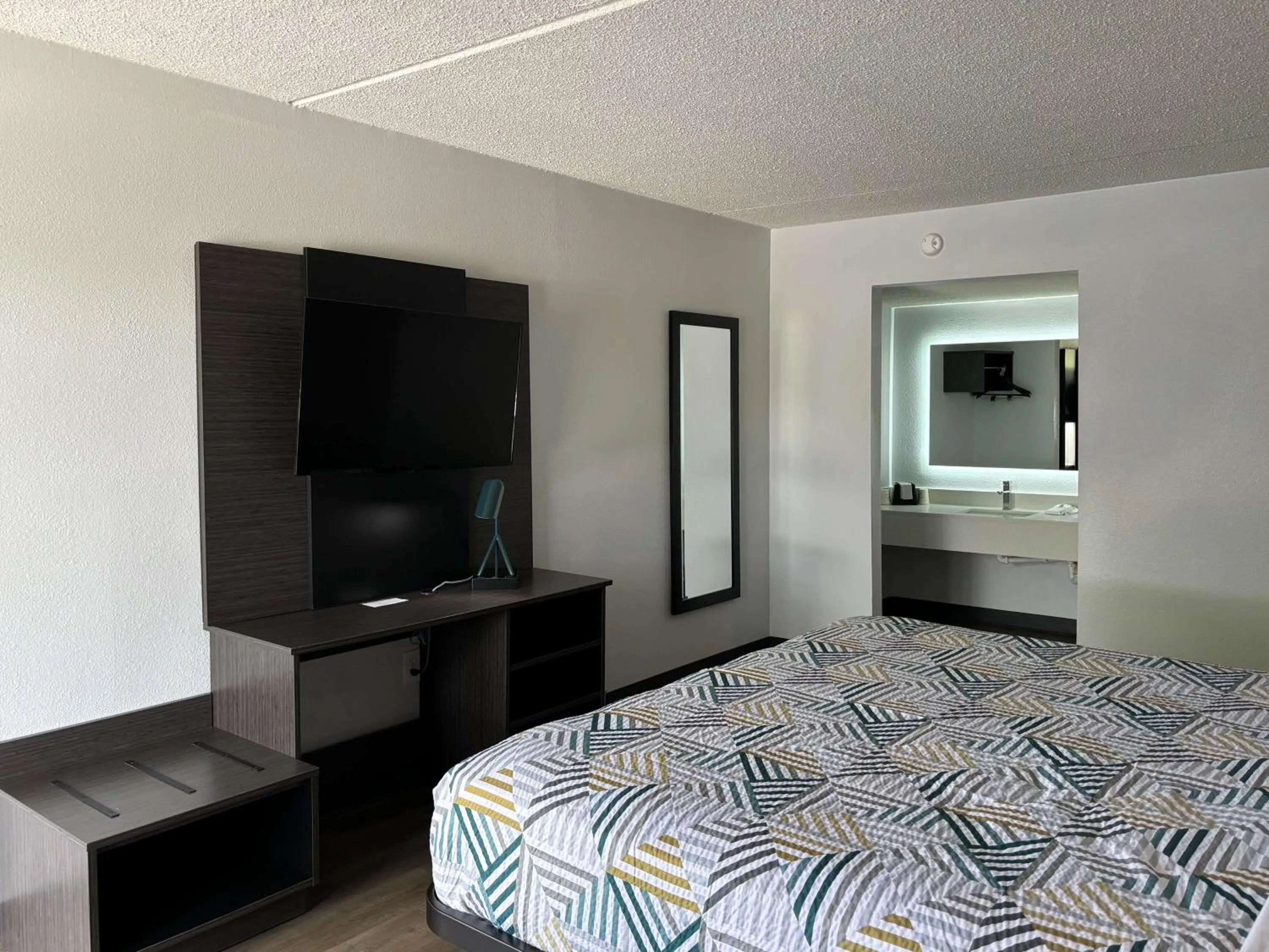 Bedroom, Bed in Motel 6 Richmond, KY EKU Campus Area