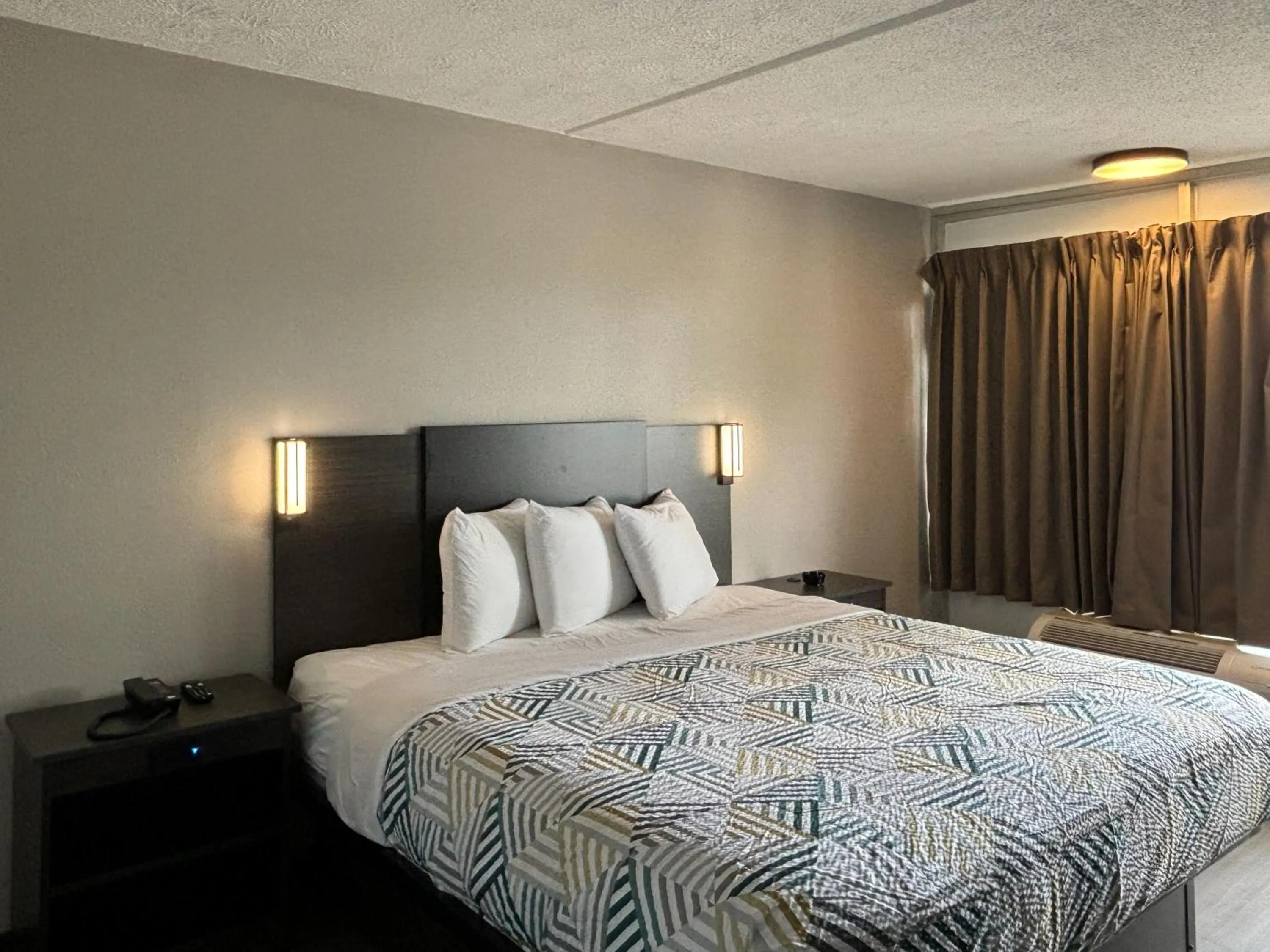 Bedroom, Bed in Motel 6 Richmond, KY EKU Campus Area