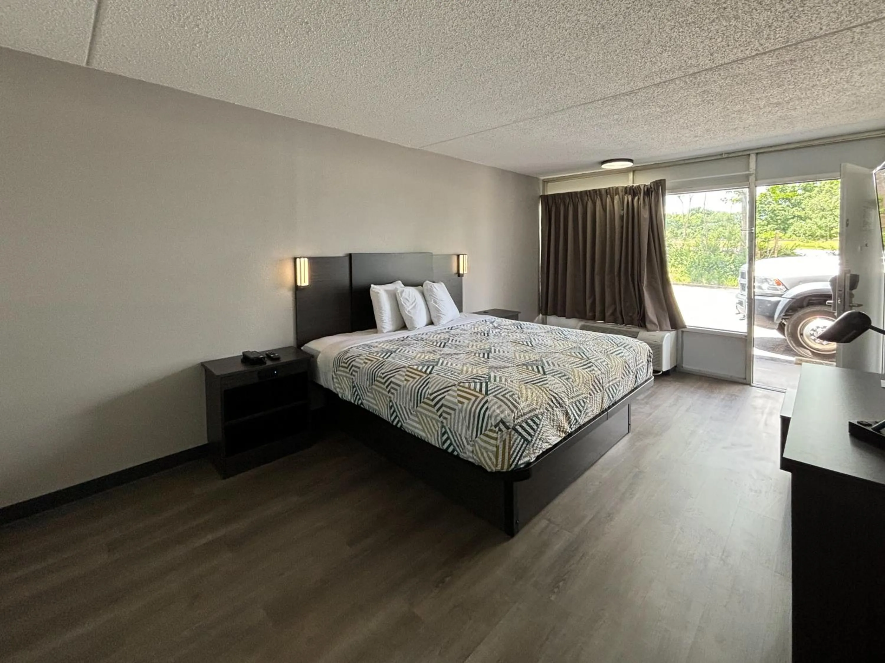 Bedroom, Bed in Motel 6 Richmond, KY EKU Campus Area