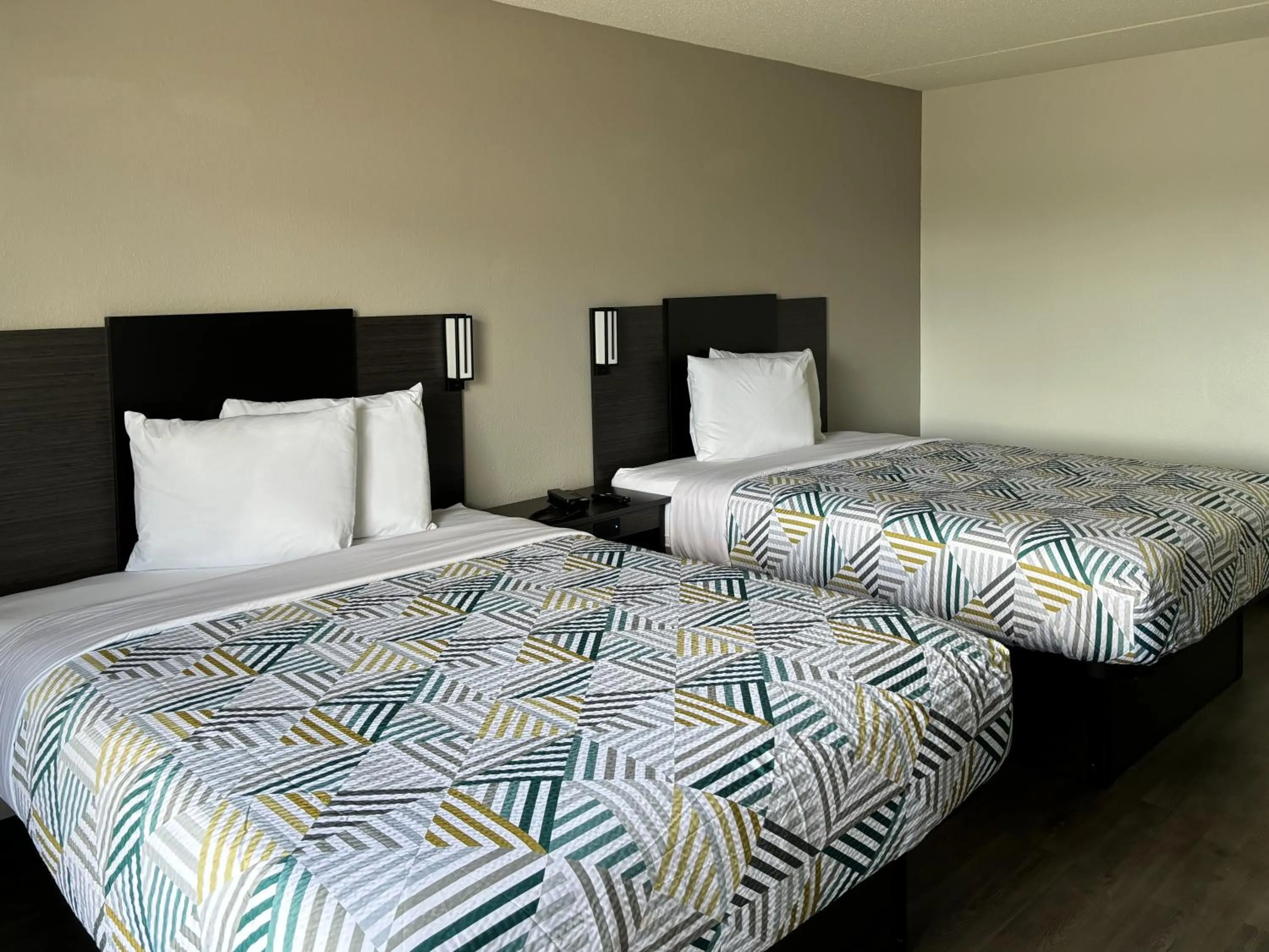 Bedroom, Bed in Motel 6 Richmond, KY EKU Campus Area