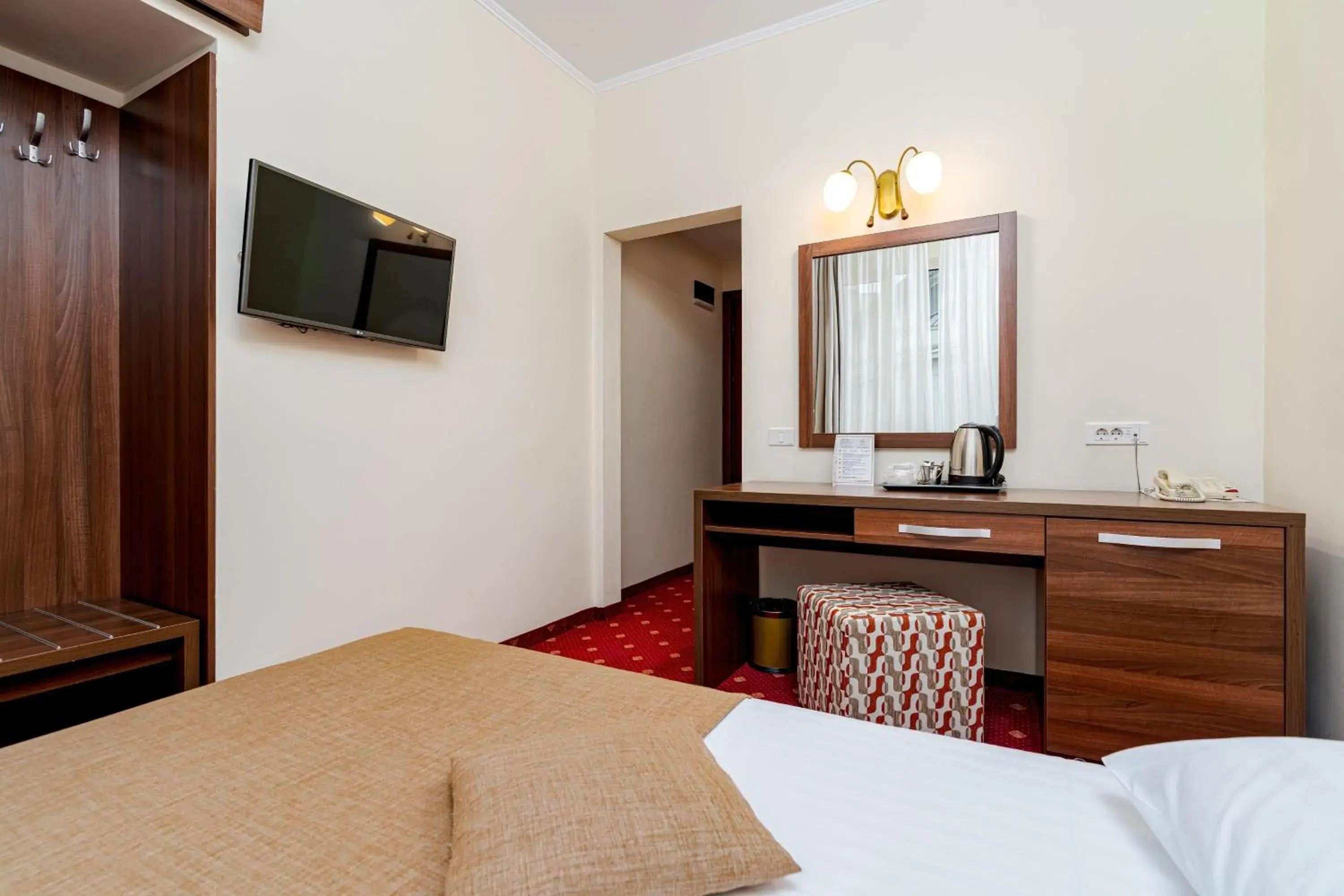 TV and multimedia, Bed in Hotel Minerva TV and multimedia, Bed in Hotel Minerva