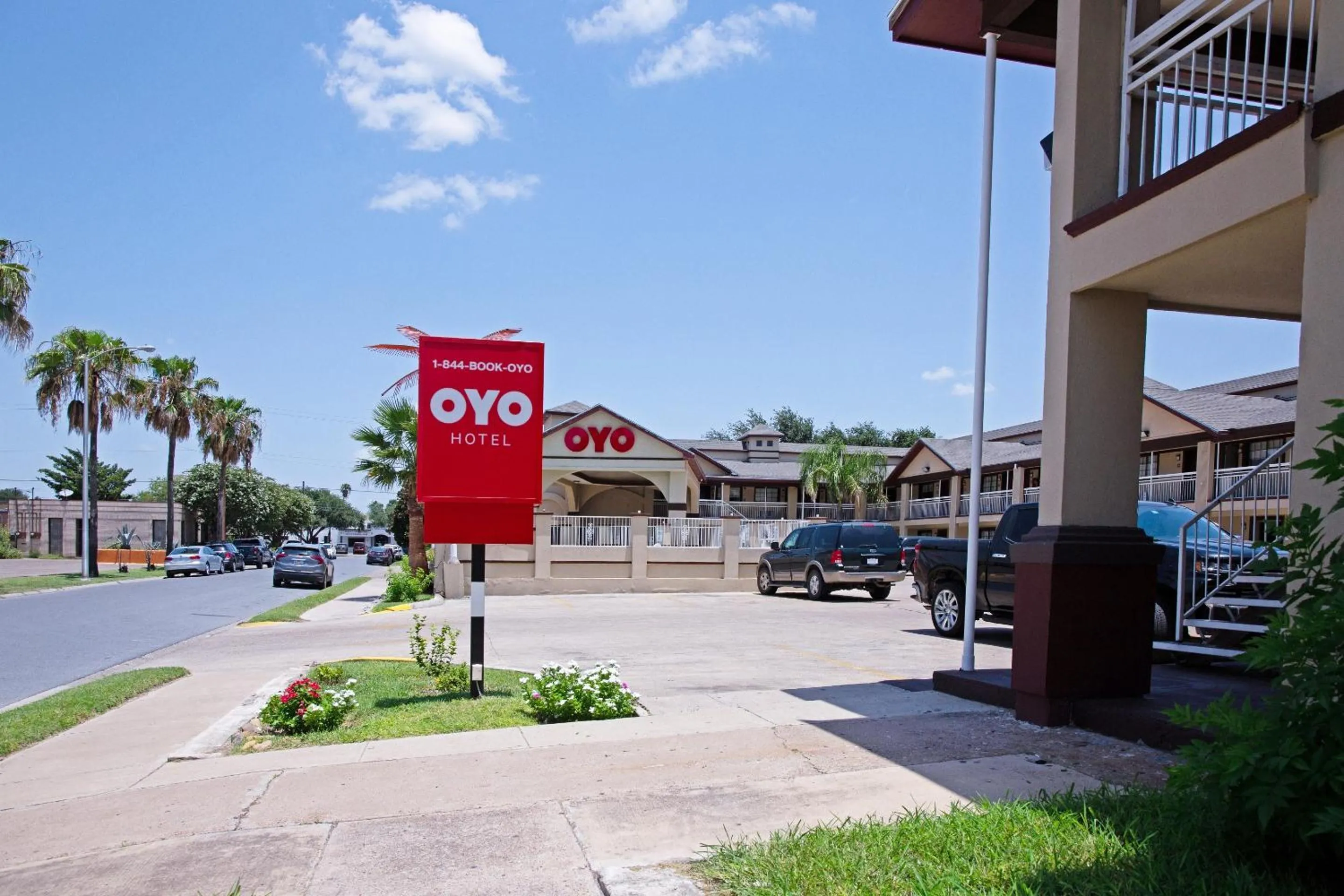 Facade/entrance in OYO Hotel McAllen Airport South