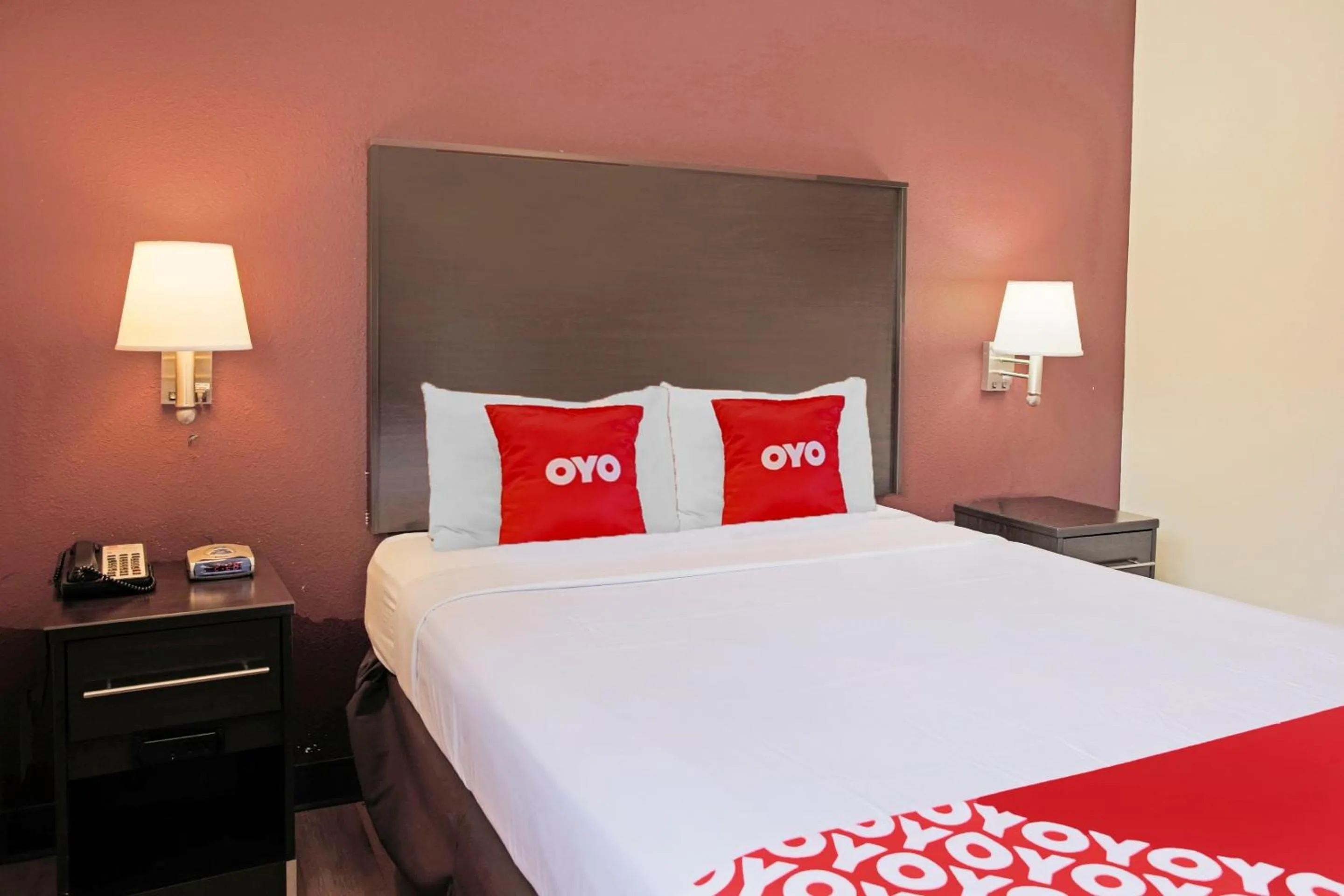 Bedroom, Bed in OYO Hotel McAllen Airport South