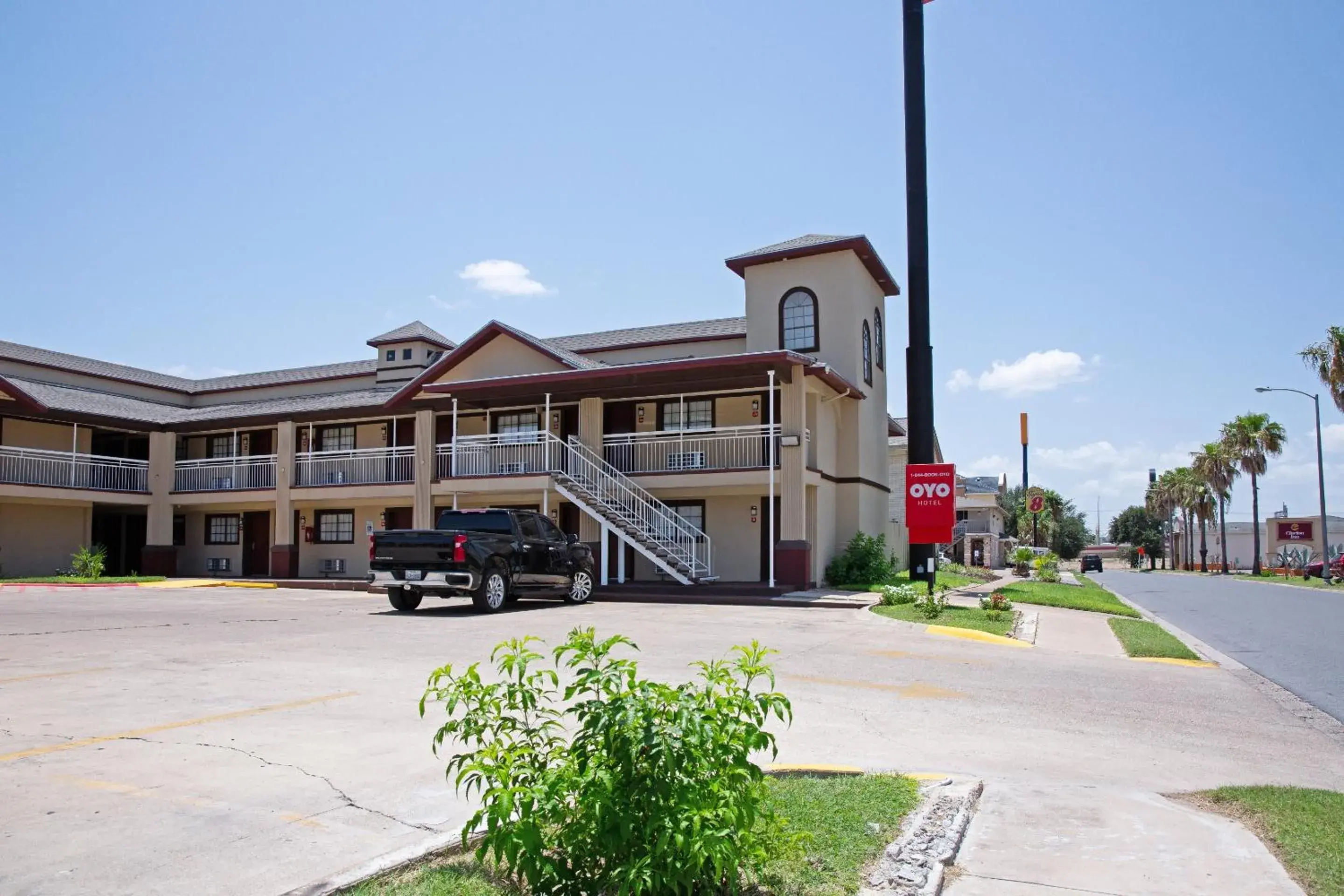 Facade/entrance in OYO Hotel McAllen Airport South Facade/entrance in OYO Hotel McAllen Airport South