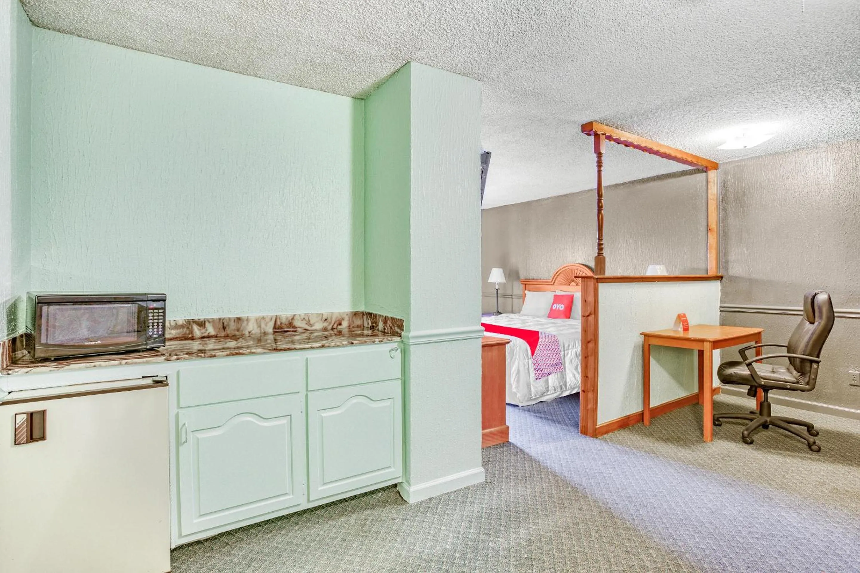 Kitchen or kitchenette in OYO Townhouse Tulsa Woodland Hills