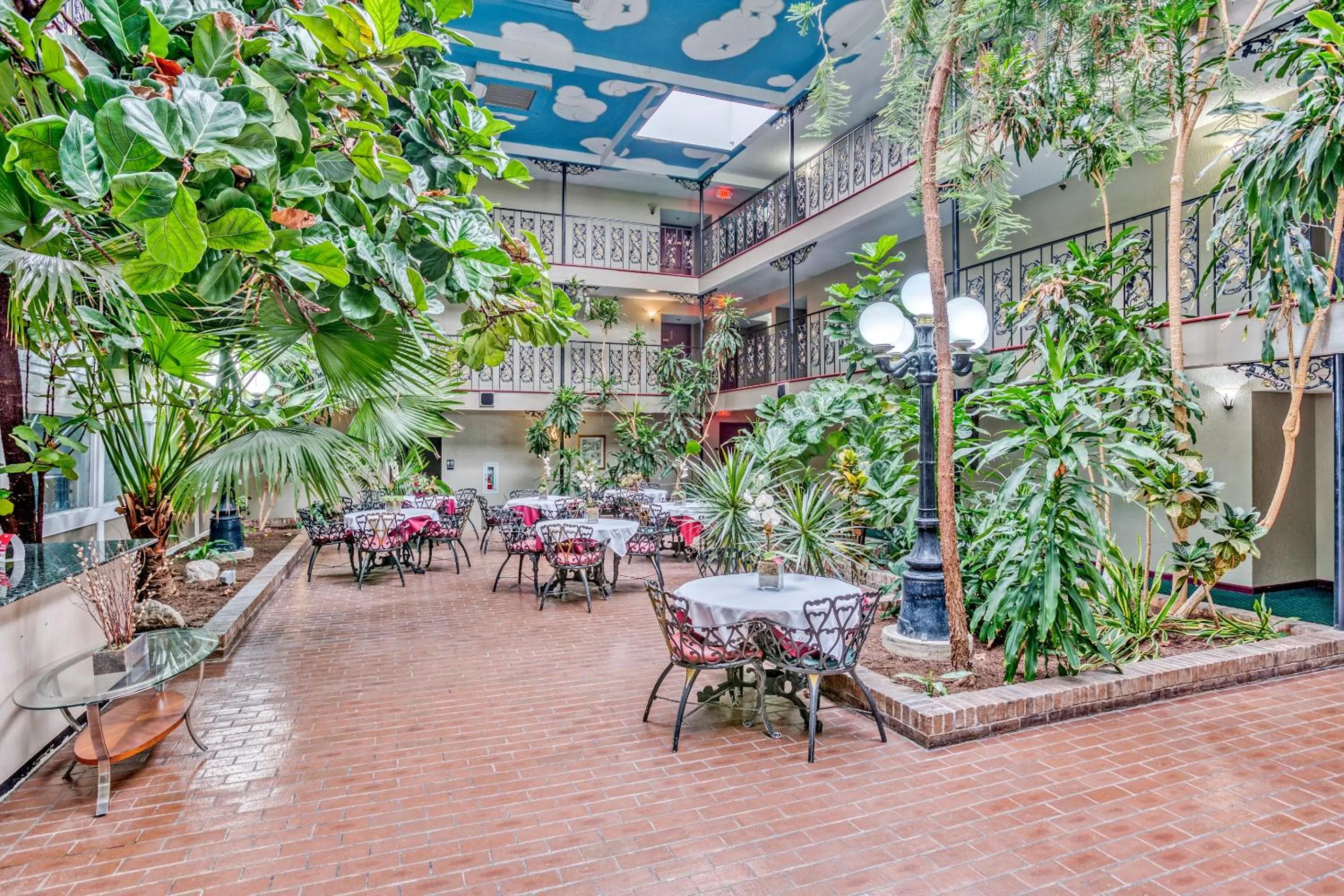 Restaurant/places to eat in OYO Townhouse Tulsa Woodland Hills