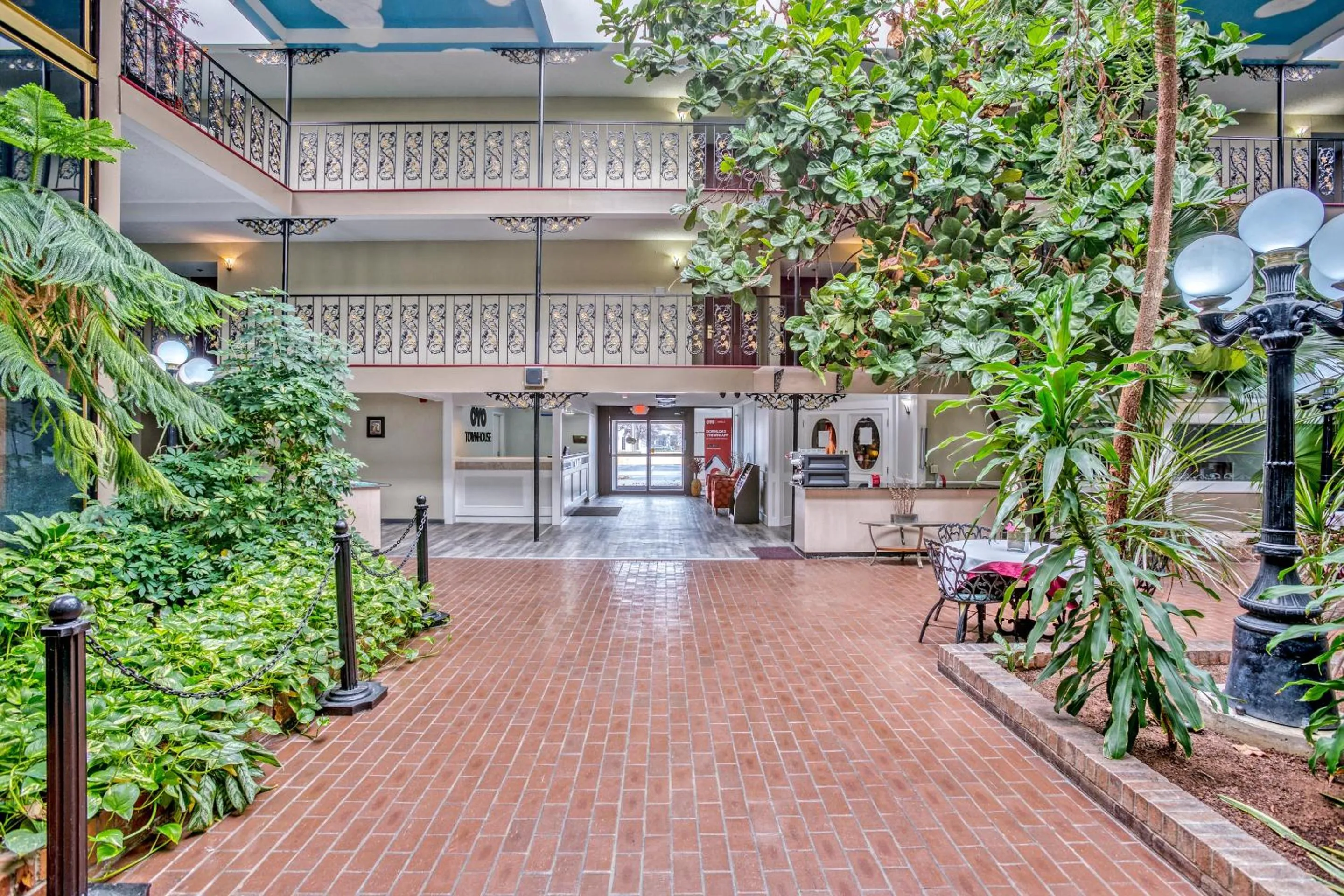 Lobby or reception in OYO Townhouse Tulsa Woodland Hills