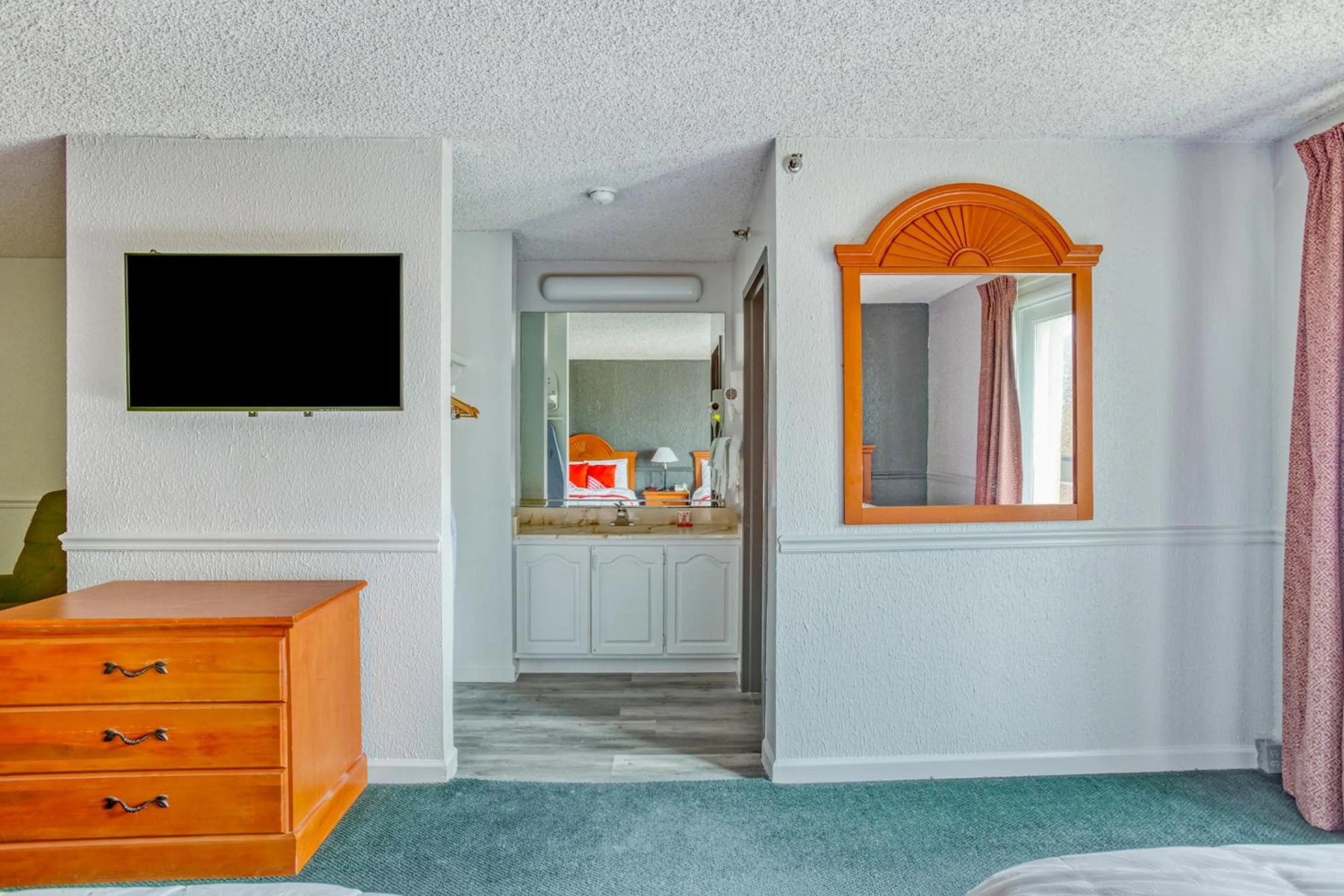 Bedroom in OYO Townhouse Tulsa Woodland Hills