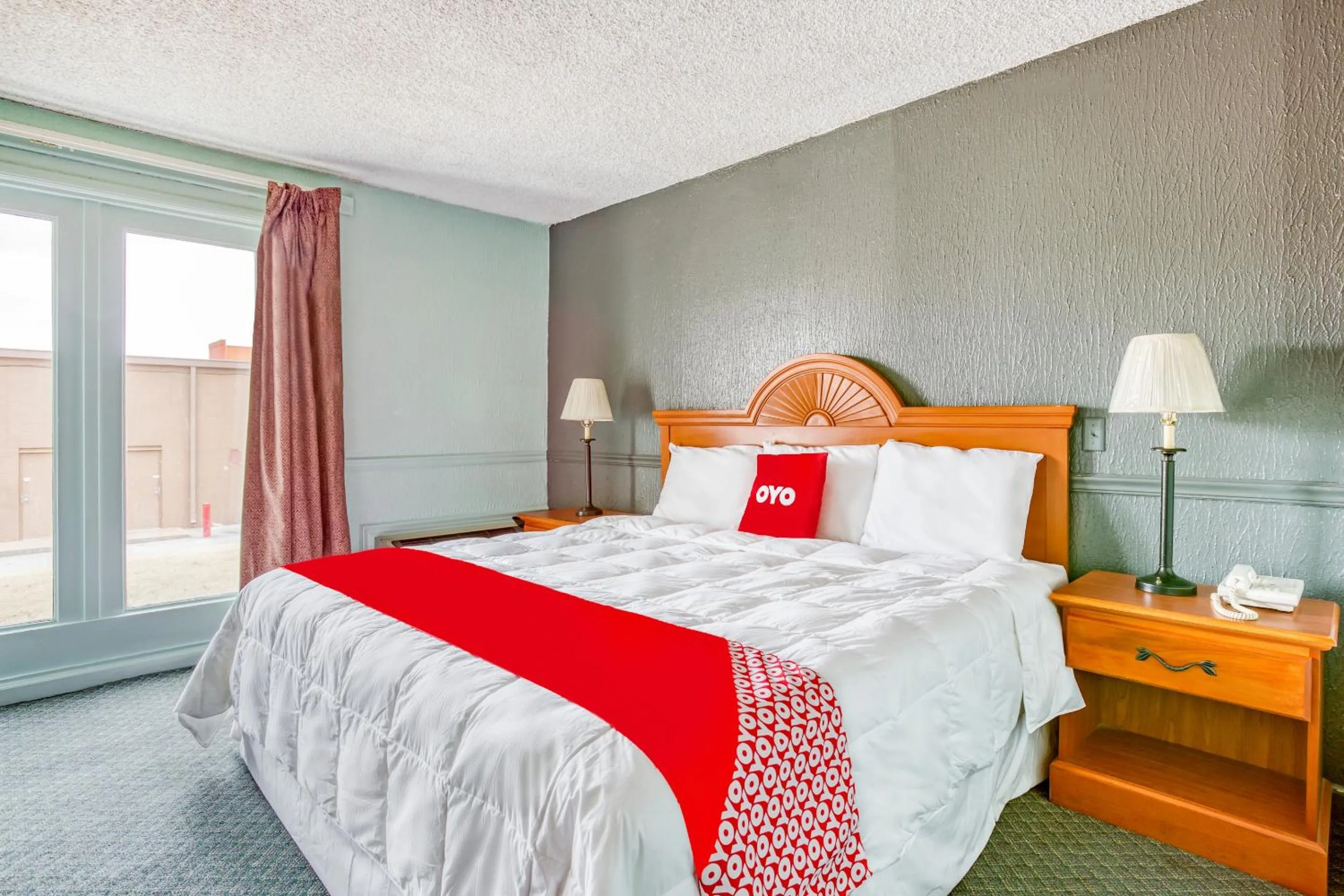 Bedroom, Bed in OYO Townhouse Tulsa Woodland Hills