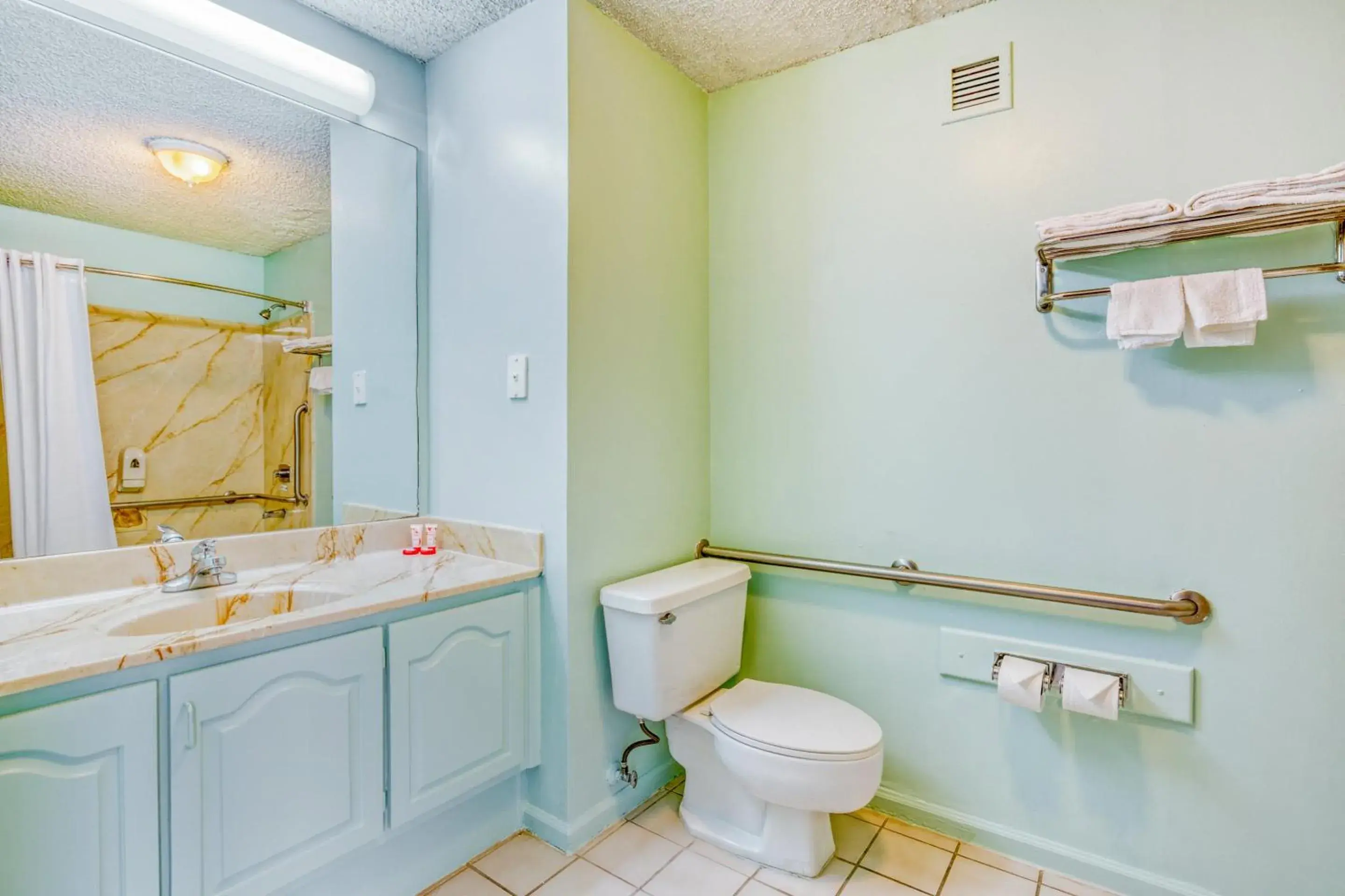 Suite - King Bed Accessible in OYO Townhouse Tulsa Woodland Hills Suite - King Bed Accessible in OYO Townhouse Tulsa Woodland Hills