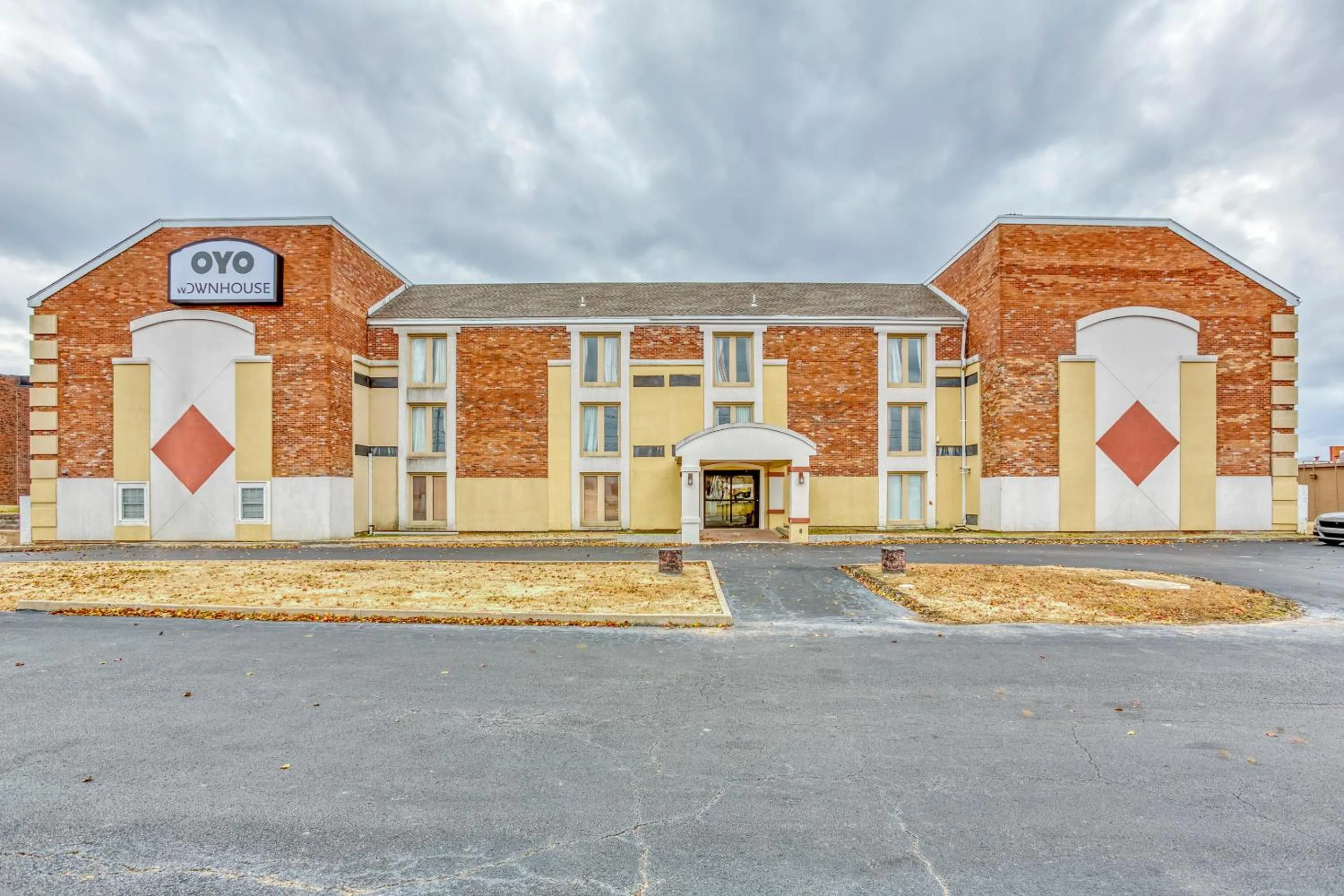 Facade/entrance in OYO Townhouse Tulsa Woodland Hills