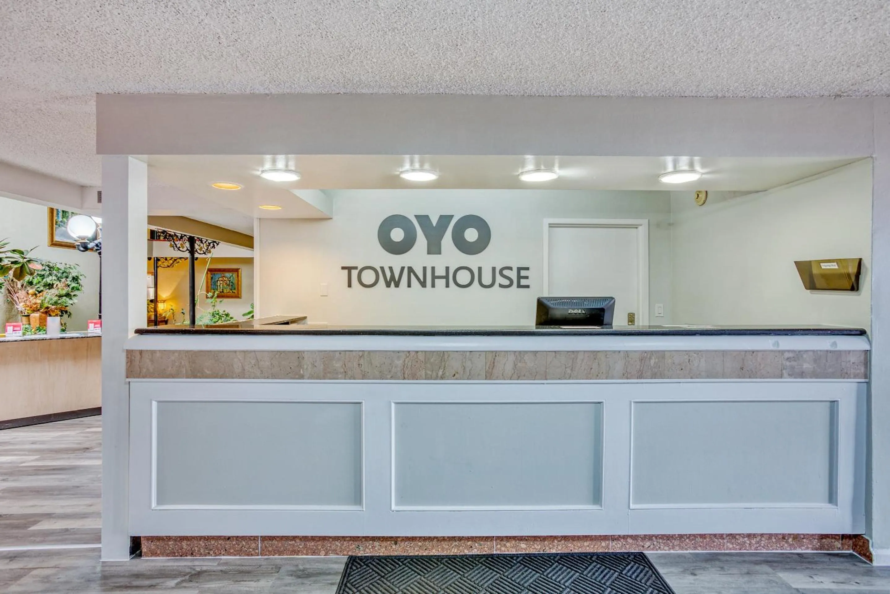 Lobby or reception in OYO Townhouse Tulsa Woodland Hills